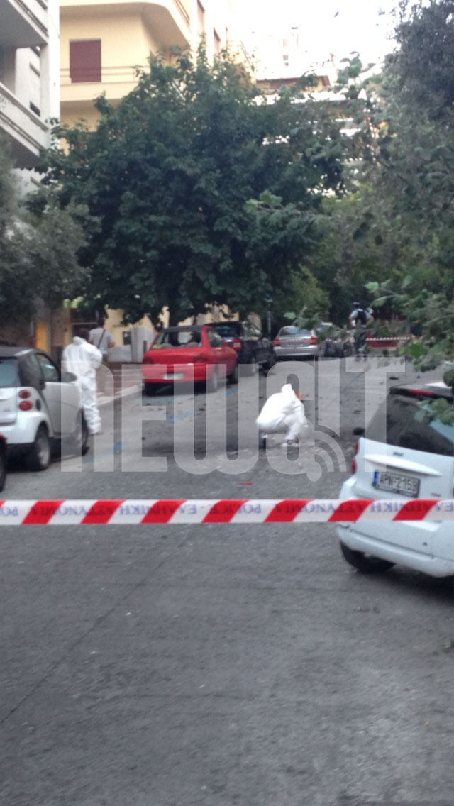 Άνδρες της σύμανσης συλλέγουν τμήματα του εκρηκτικού μηχανισμού ΦΩΤΟ NEWSIT