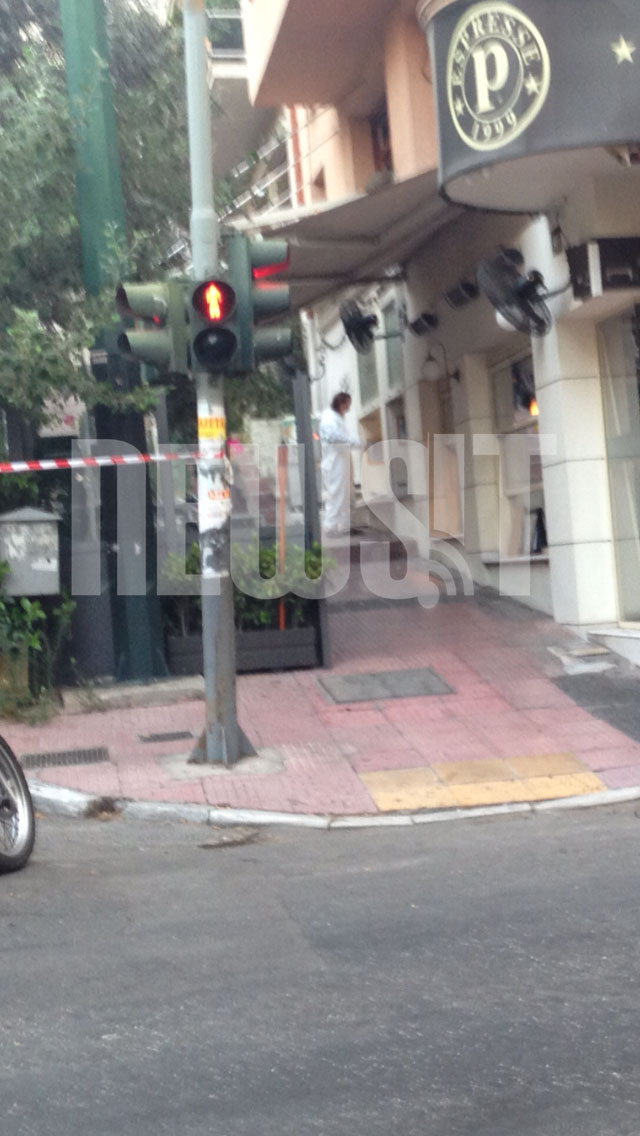 Αστυνομικοί αναζητούν στοιχεία σε κάθε σημείο κοντά στην έκρηξη ΦΩΤΟ NEWSIT