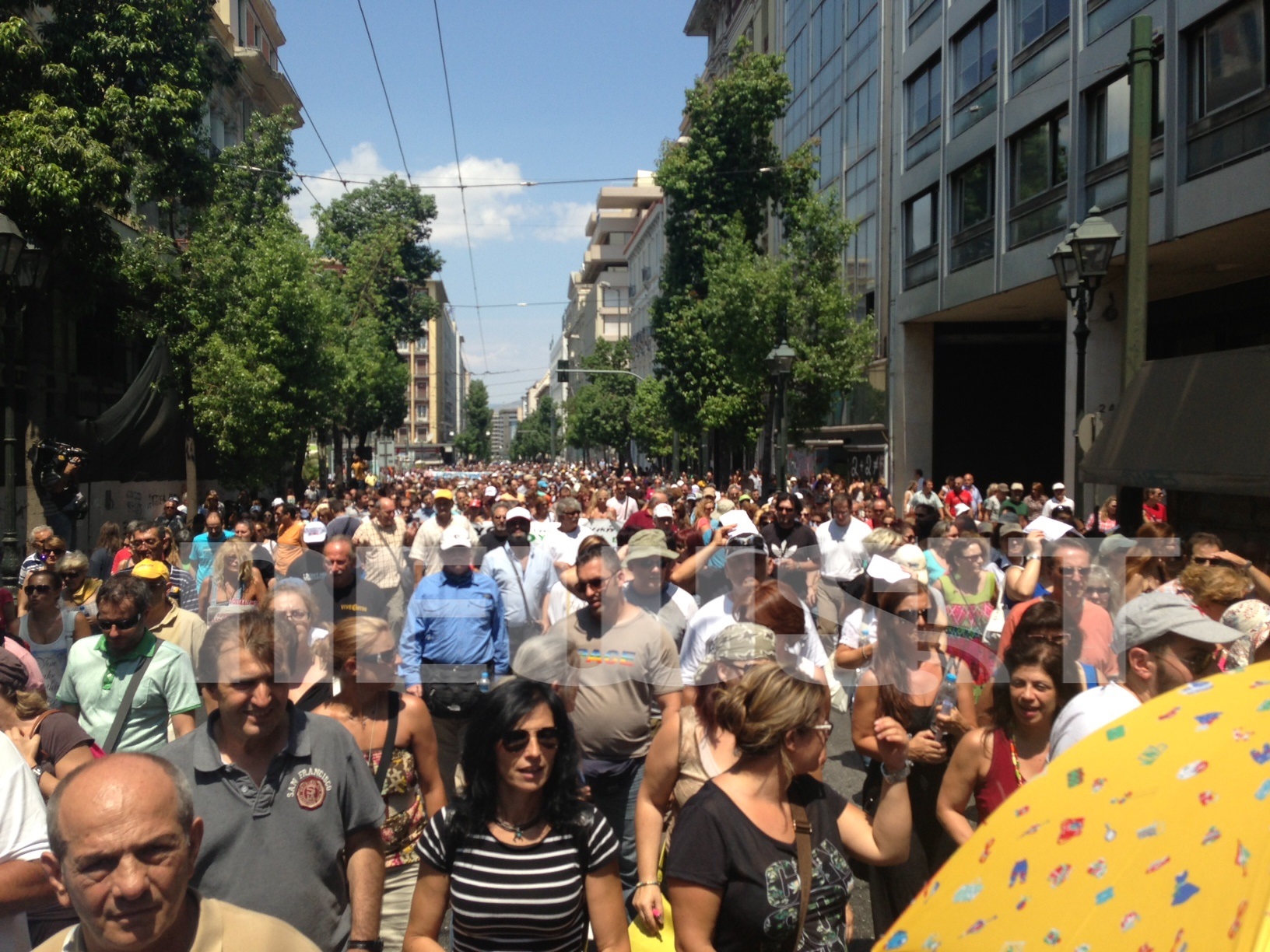 Περίπου 1.000 εργαζόμενοι πραγματοποιούν πορεία στο κέντρο της Αθήνας ΦΩΤΟ NEWSIT