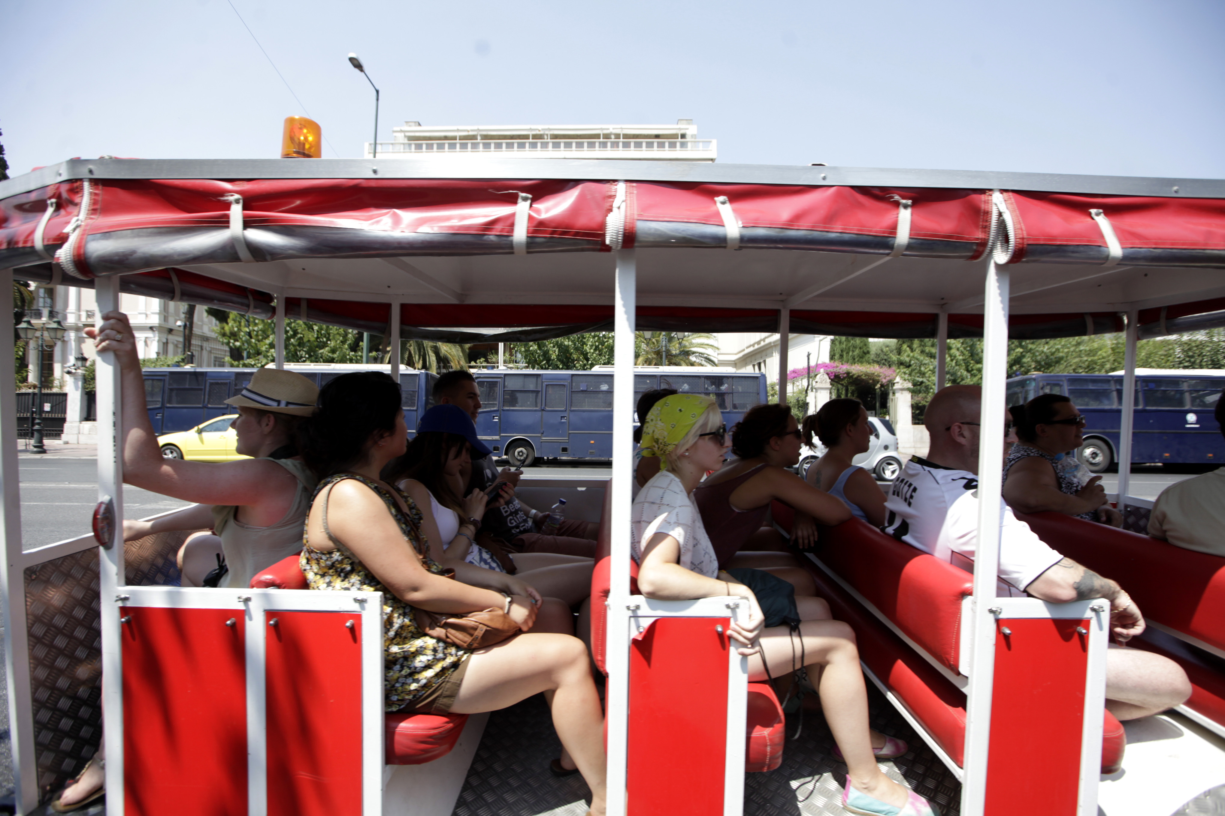 Οι τουρίστες απολαμβάνουν τη βόλτα τους στο κέντρο της Αθήνας - ΦΩΤΟΓΡΑΦΙΑ EUROKINISSI