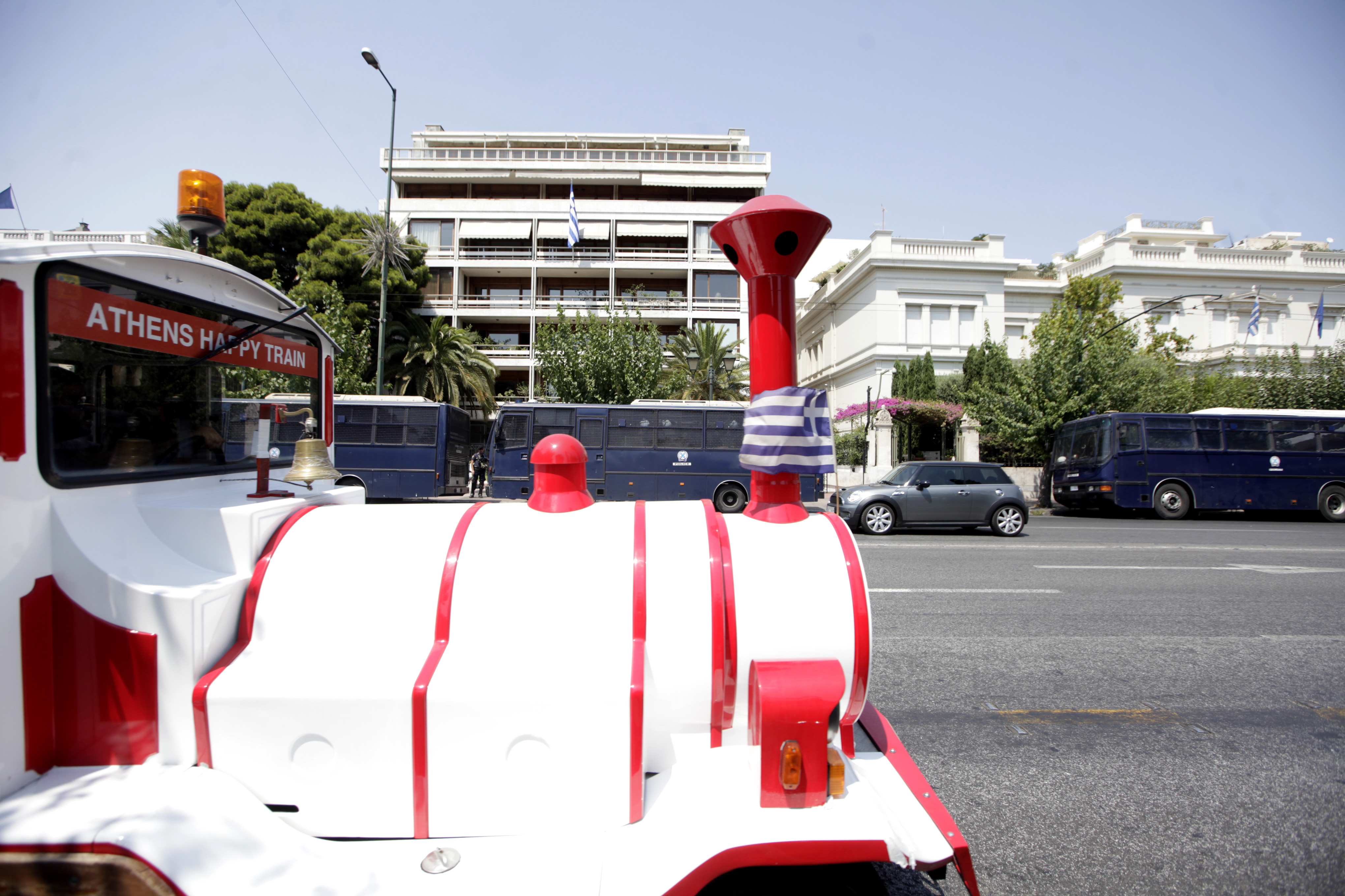 Ιδού και οι κλούβες των ΜΑΤ, μπροστά από το κτίριο του υπουργείου Διοικητικής Μεταρρύθμισης - ΦΩΤΟΓΡΑΦΙΑ EUROKINISSI