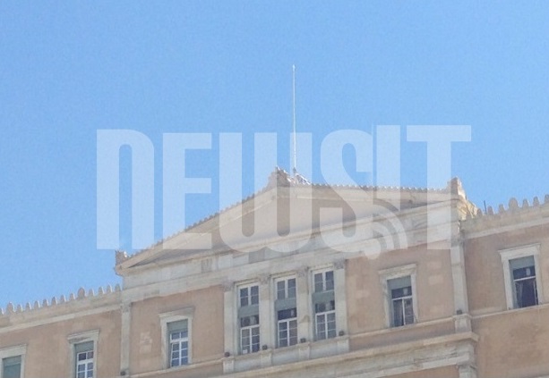 Ο αέρας έριξε την ελληνική σημαία από τον ιστό στην κορυφή του κτιρίου της Βουλής - ΦΩΤΟ NEWSIT 