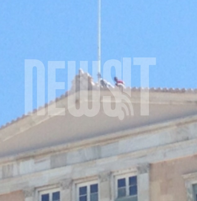 Εδώ βλέπετε τον υπάλληλο της Βουλής που έχει σκαρφαλώσει στην οροφή της Βουλής - ΦΩΤΟ NEWSIT