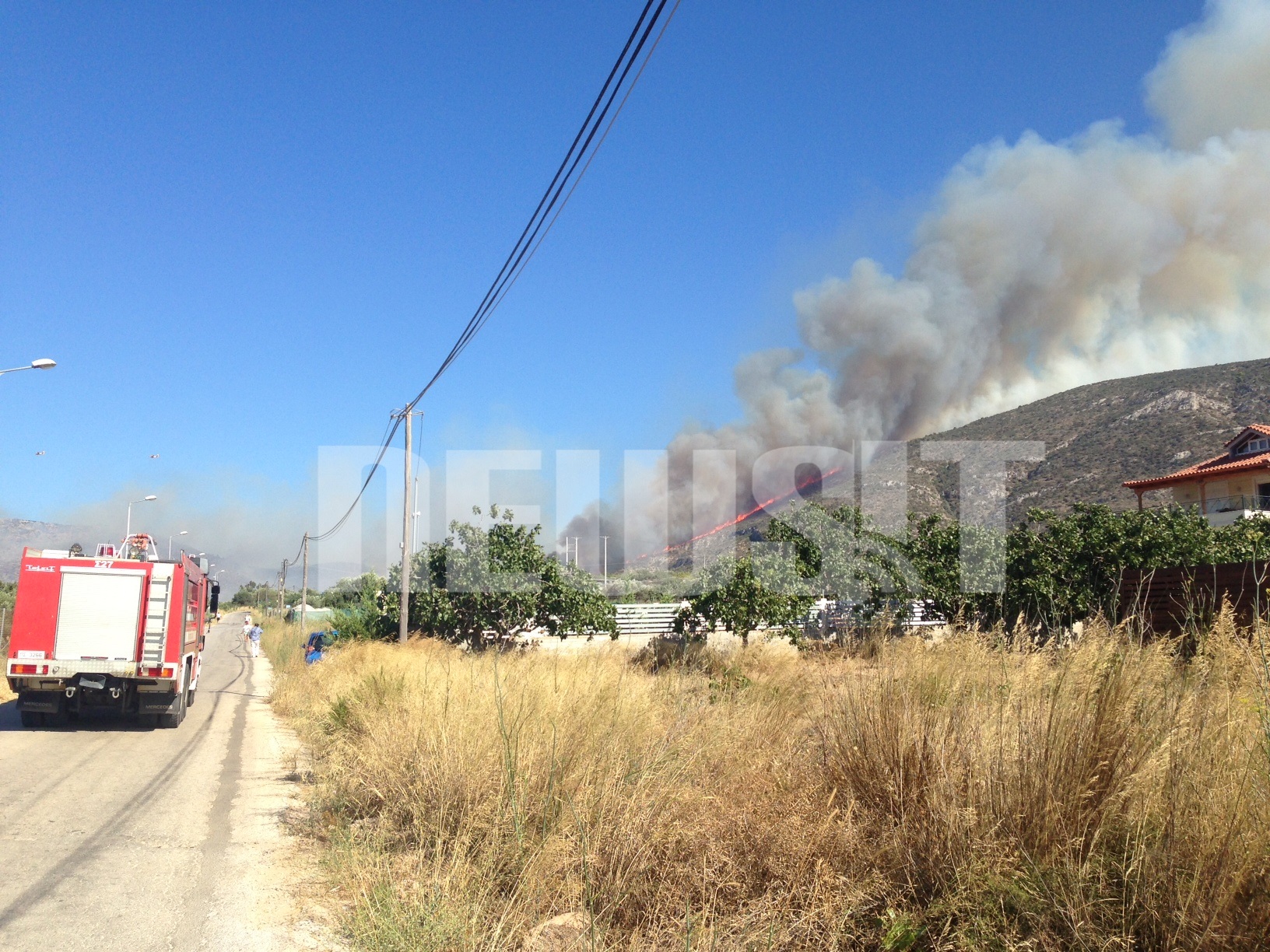 Καίγεται όλη η πλαγιά πίσω από τον ιππόδρομο- ΦΩΤΟ NEWSIT