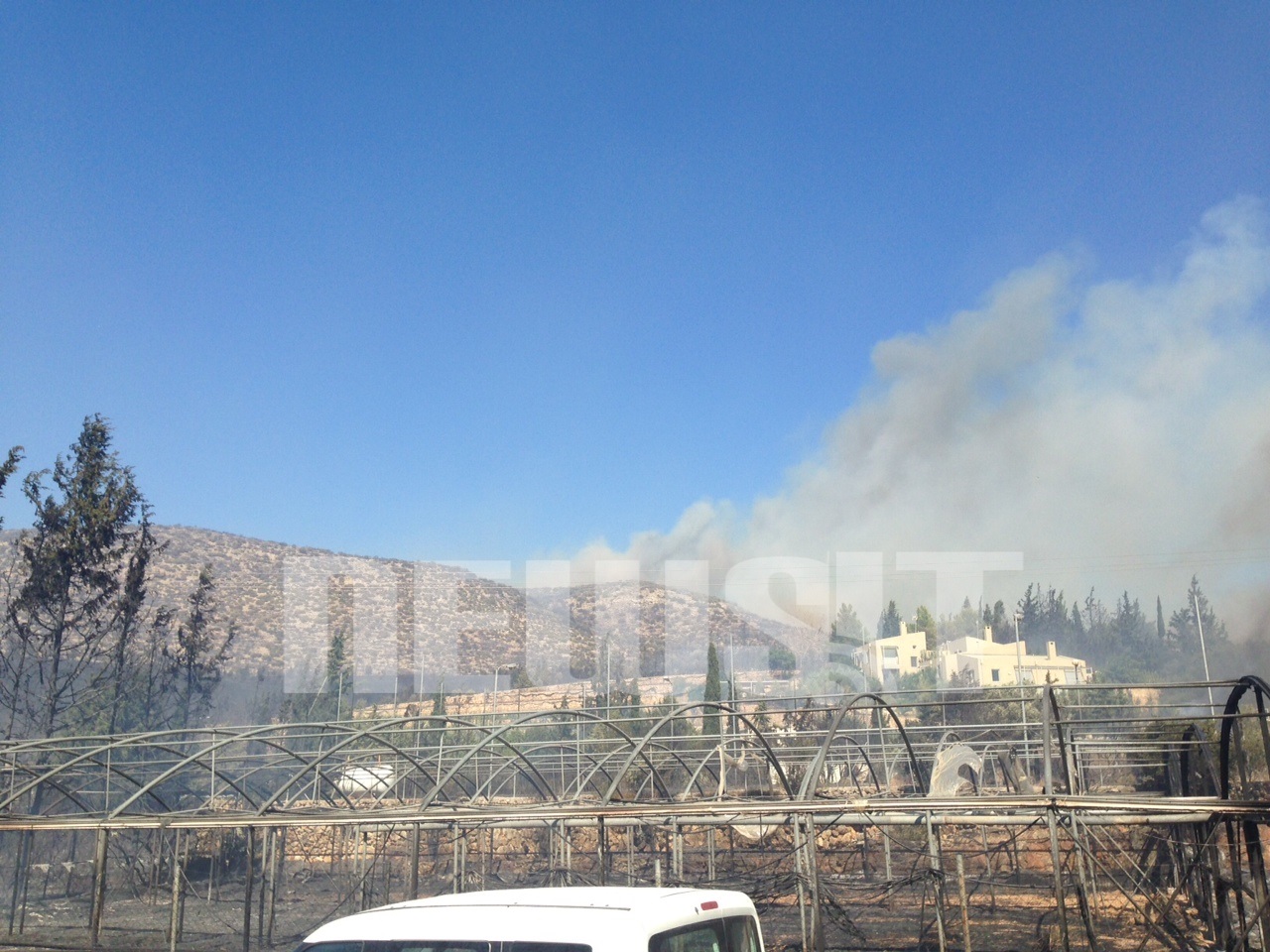 Πυκνός καπνός σκεπάζει όλη την περιοχή - ΦΩΤΟ NEWSIT