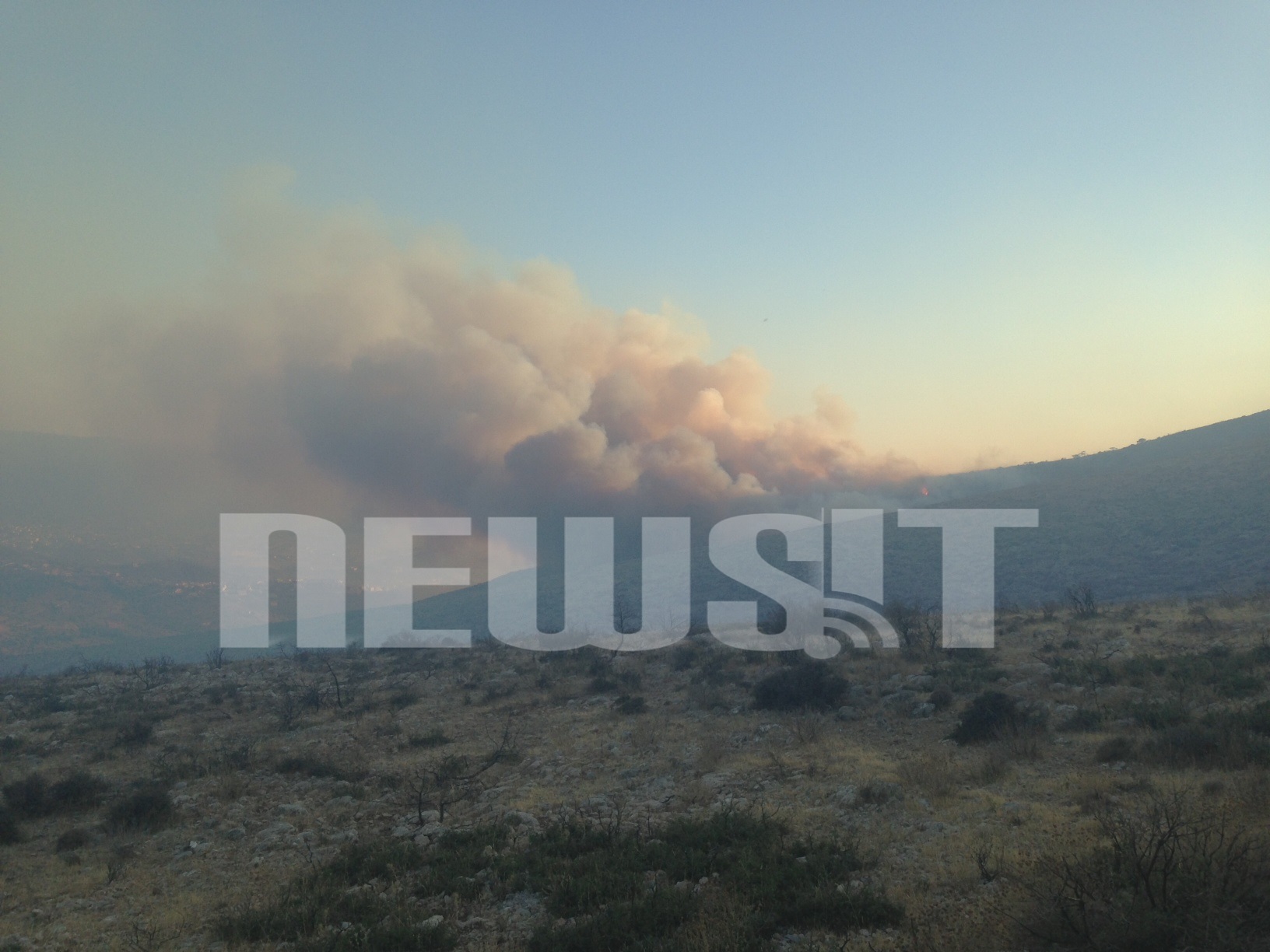 Η εικόνα της πλαγιάς να φλέγεται - ΦΩΤΟ NEWSIT 