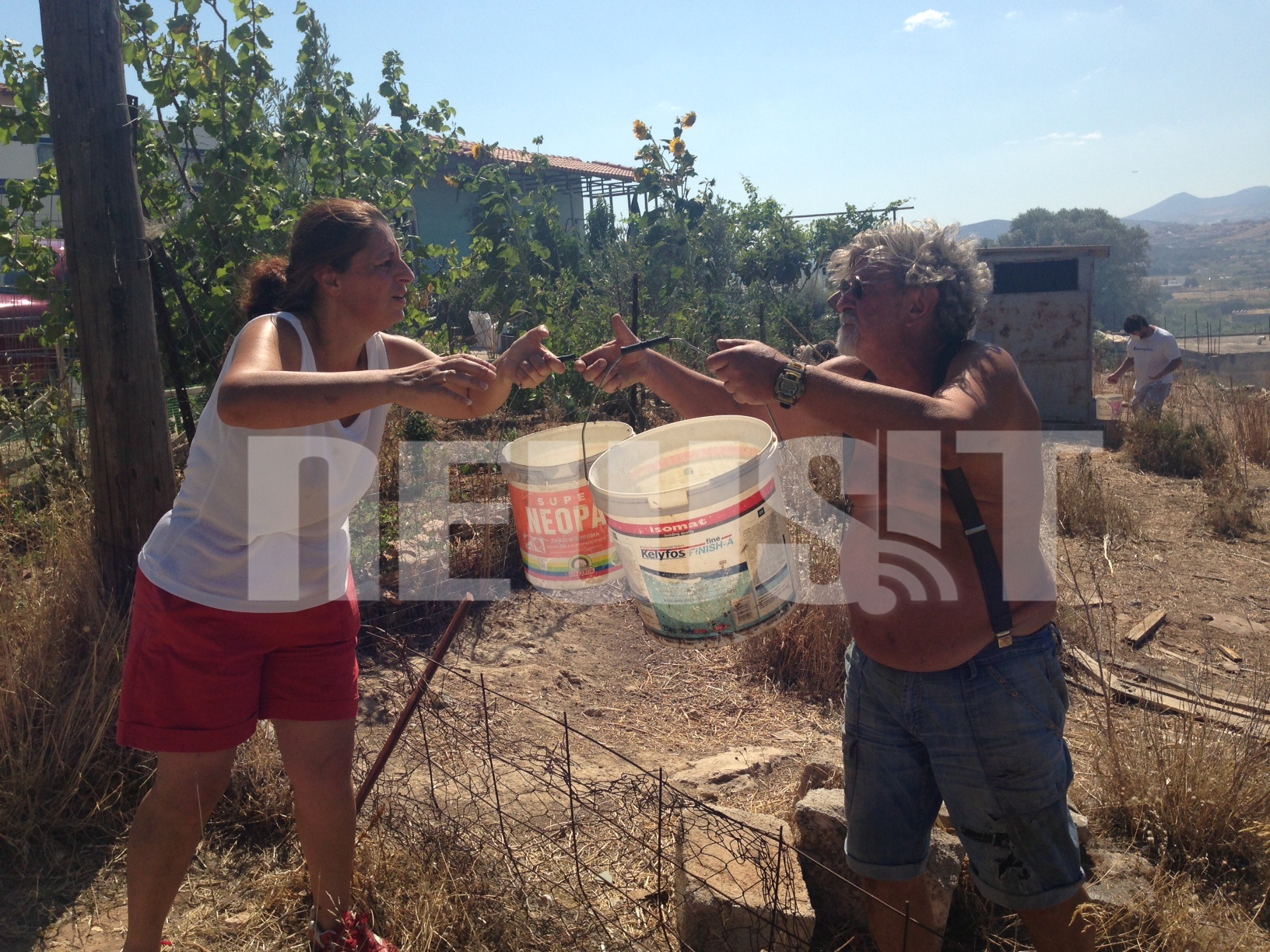 Απεγνωσμένοι οι κάτοικοι αδειάζουν κουβάδες με νερό - ΦΩΤΟ NEWSIT