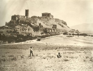 Η Ακρόπολη με τον Παρθενώνα και τον πύργο του Σερπεντζέ. Διακρίνονται τα ερείπια του θεάτρου του Ηρώδου του Αττικού - ΦΩΤΟ Σύλλογος των Αθηναίων 