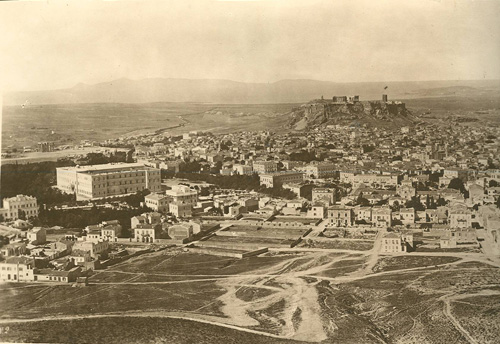 Το παλάτι (σημερινή Βουλή των Ελλήνων) και η Ακρόπολη. Διακρίνεται στην Ακρόπολη ο πύργος του Σερπεντζέ - ΦΩΤΟ Σύλλογος των Αθηναίων 