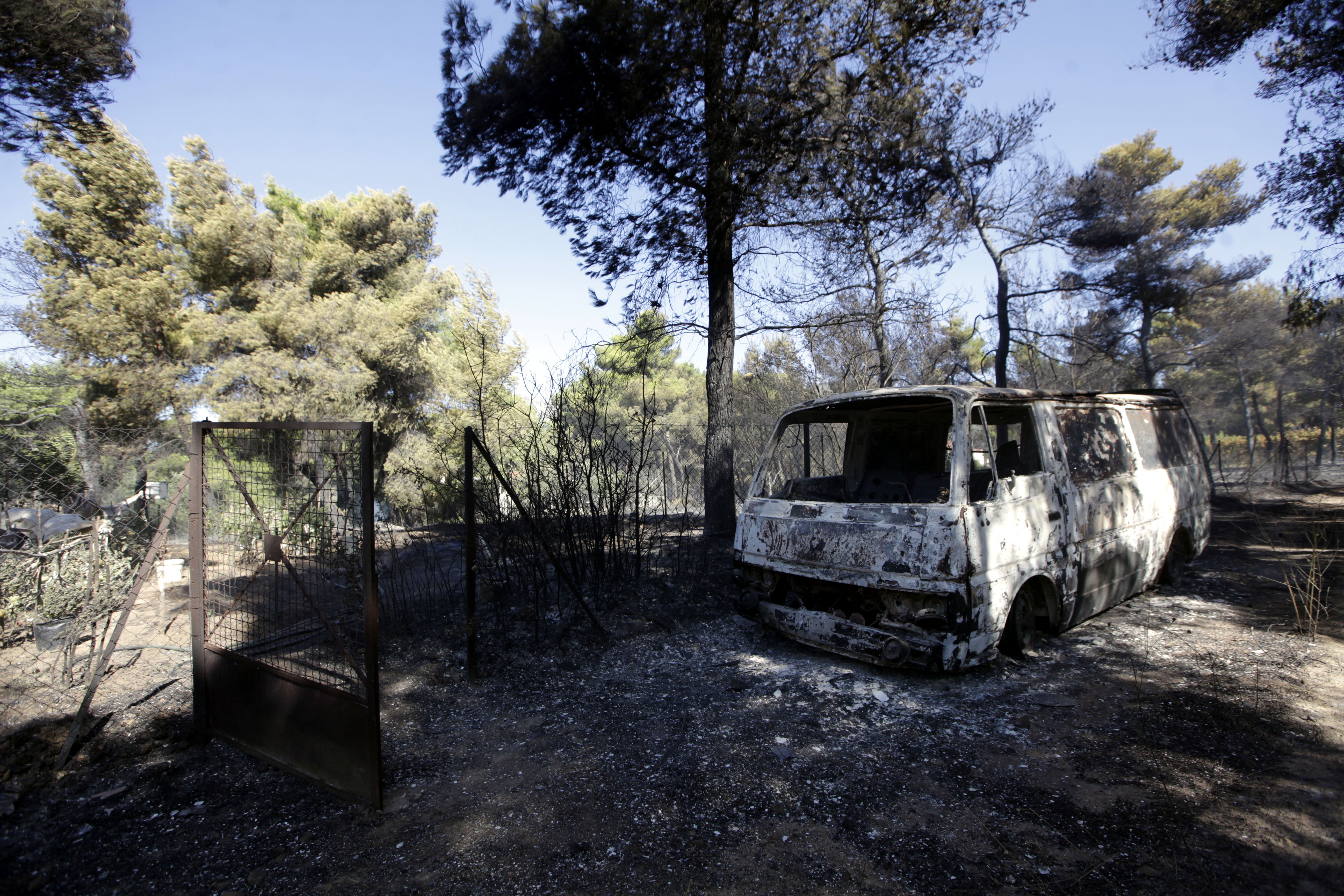 Εκτός από σπίτια, κάηκαν και αυτοκίνητα - ΦΩΤΟΓΡΑΦΙΑ EUROKINISSI
