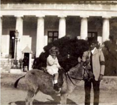 Εντυπωσιακή η εικόνα ενός μικρού κοριτσιού που φωτογραφίζεται επάνω σε γαϊδούρι μπροστά στα ανάκτορα - ΦΩΤΟ ΒΟΥΛΗ ΤΩΝ ΕΛΛΗΝΩΝ