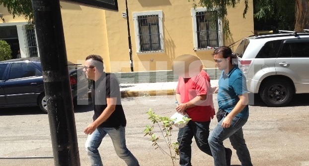O φερόμενος ως εμπρηστής προσέρχεται στα δικαστήρια της Ευελπίδων για να απολογηθεί - ΦΩΤΟ ΝEWSIT 