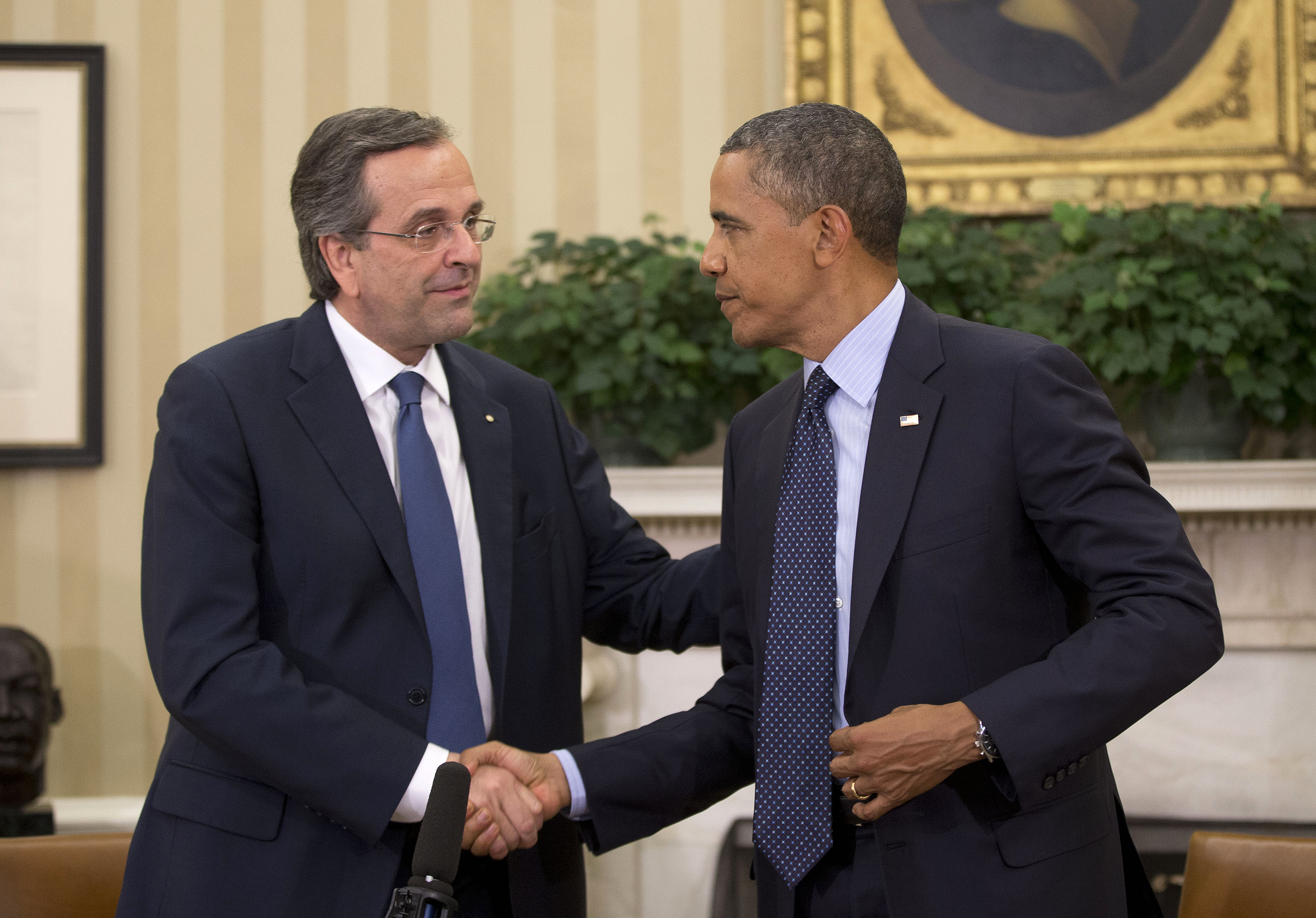 ΦΩΤΟ EUROKINISSI - Η καθιερωμένη χειραψία μετά τις κοινές δηλώσεις