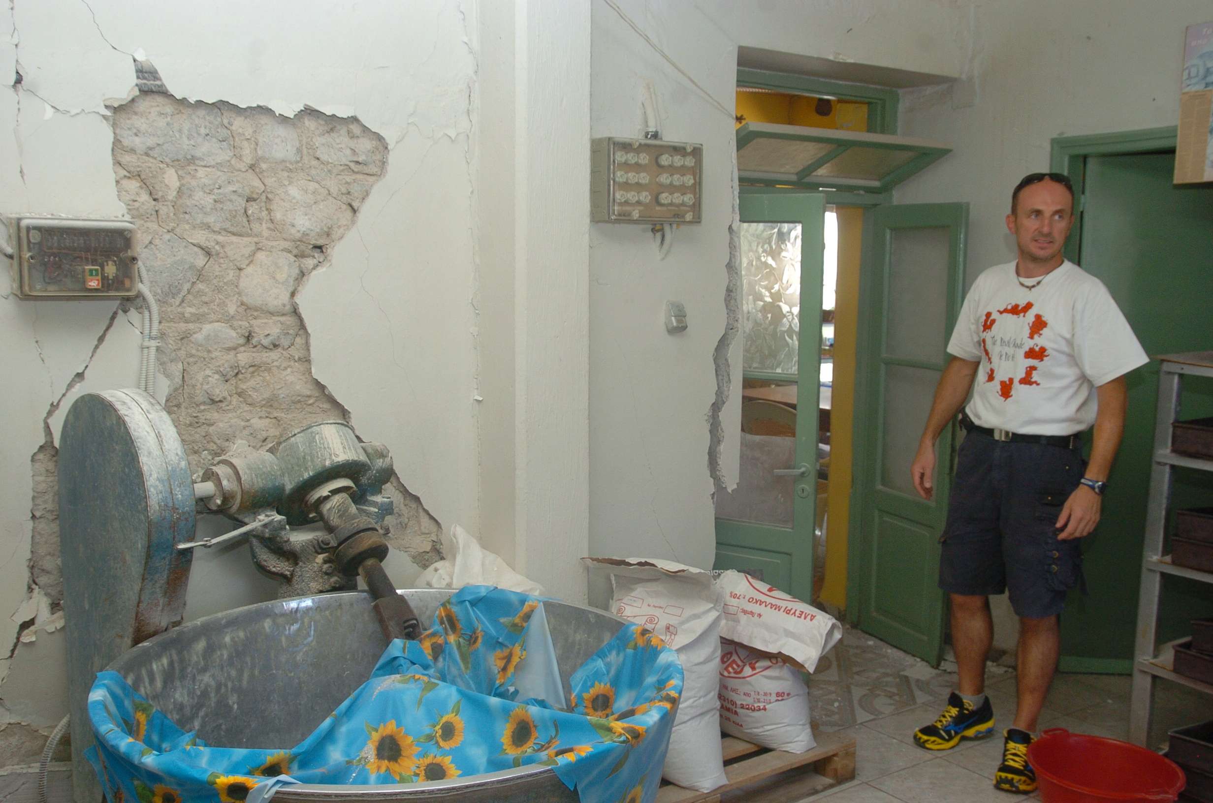Οι κάτοικοι μετρούν τις "πληγές" τους από το σεισμό - ΦΩΤΟ EUROKINISSI