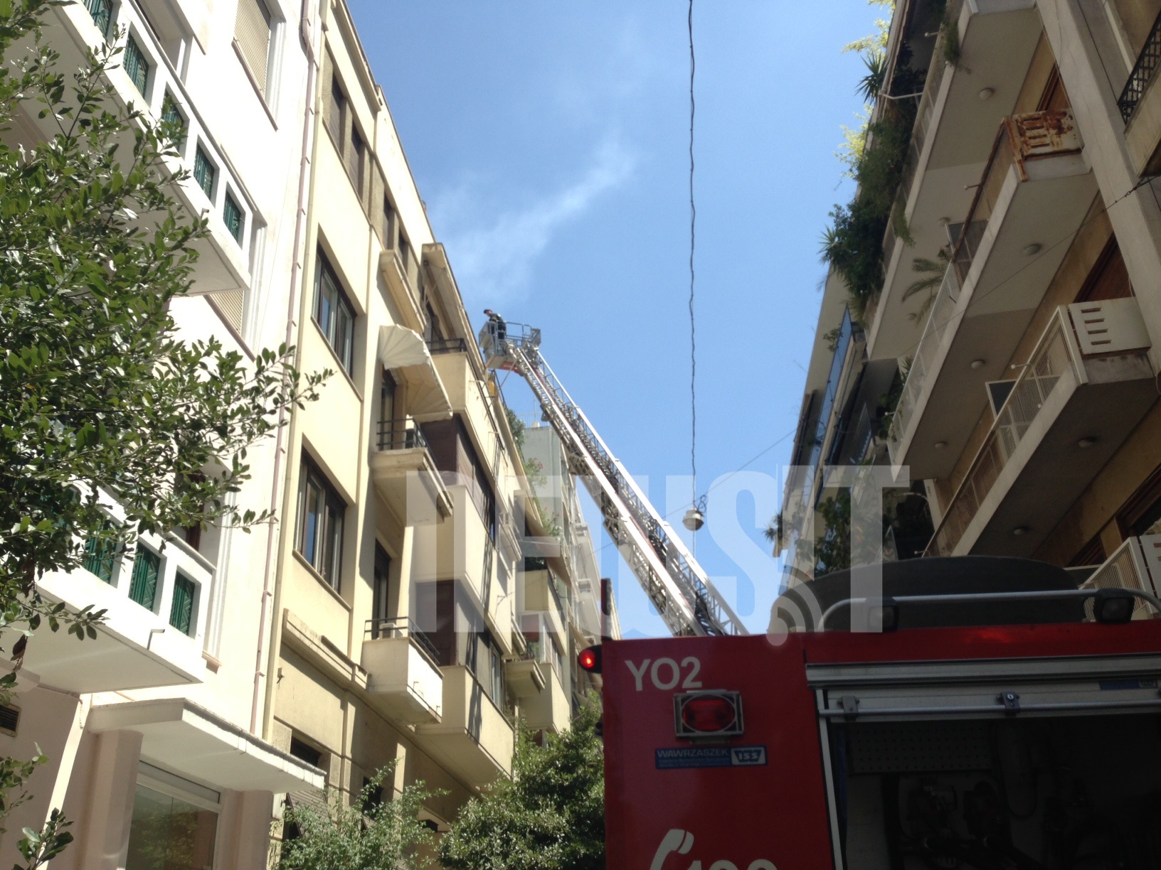 Ισχυρές πυροσβεστικές δυνάμεις επιχείρησαν στο Κολωνάκι - ΦΩΤΟ NEWSIT 