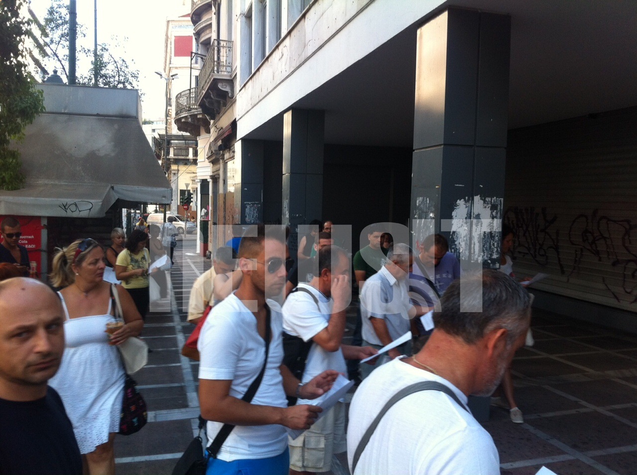 Πολίτες  περιμένουν να λήξει η διαμαρτυρία για να εξυπηρετηθούν. 