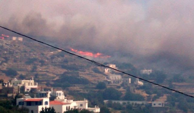Οι φλόγες στον οικισμό - ΦΩΤΟ από το plektani.gr
