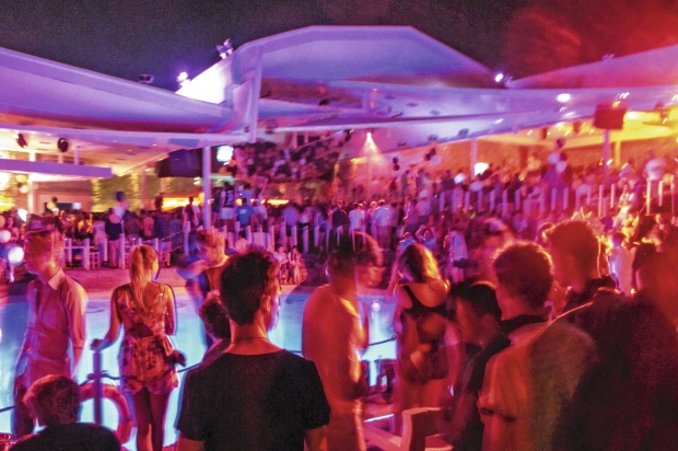 Νύχτα στο Cavo Paradiso ΦΩΤΟ PARIS MATCH