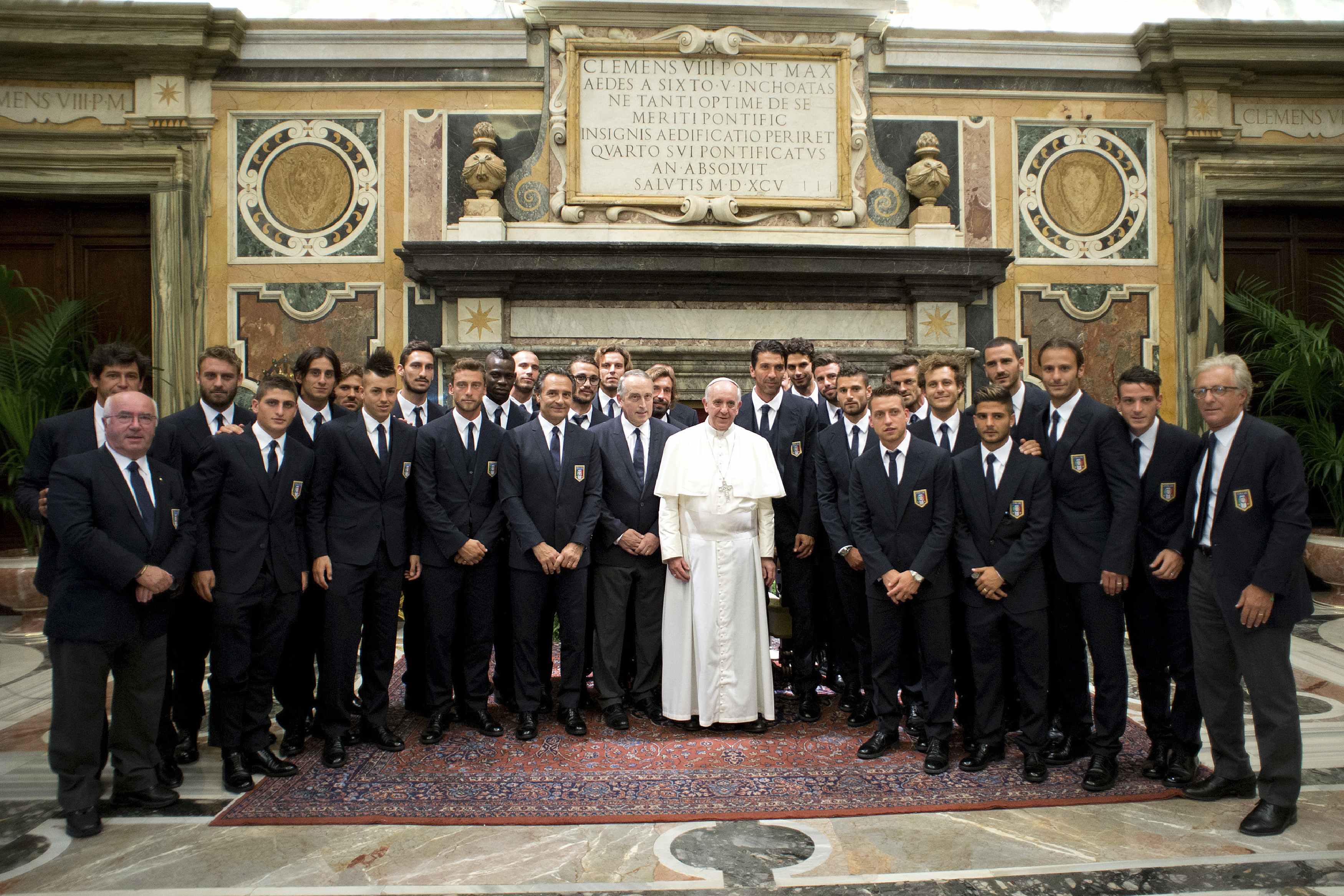 Ο Πάπας με τα μέλη των Εθνικών ομάδων Ιταλίας και Αργεντινής ΦΩΤΟ REUTERS