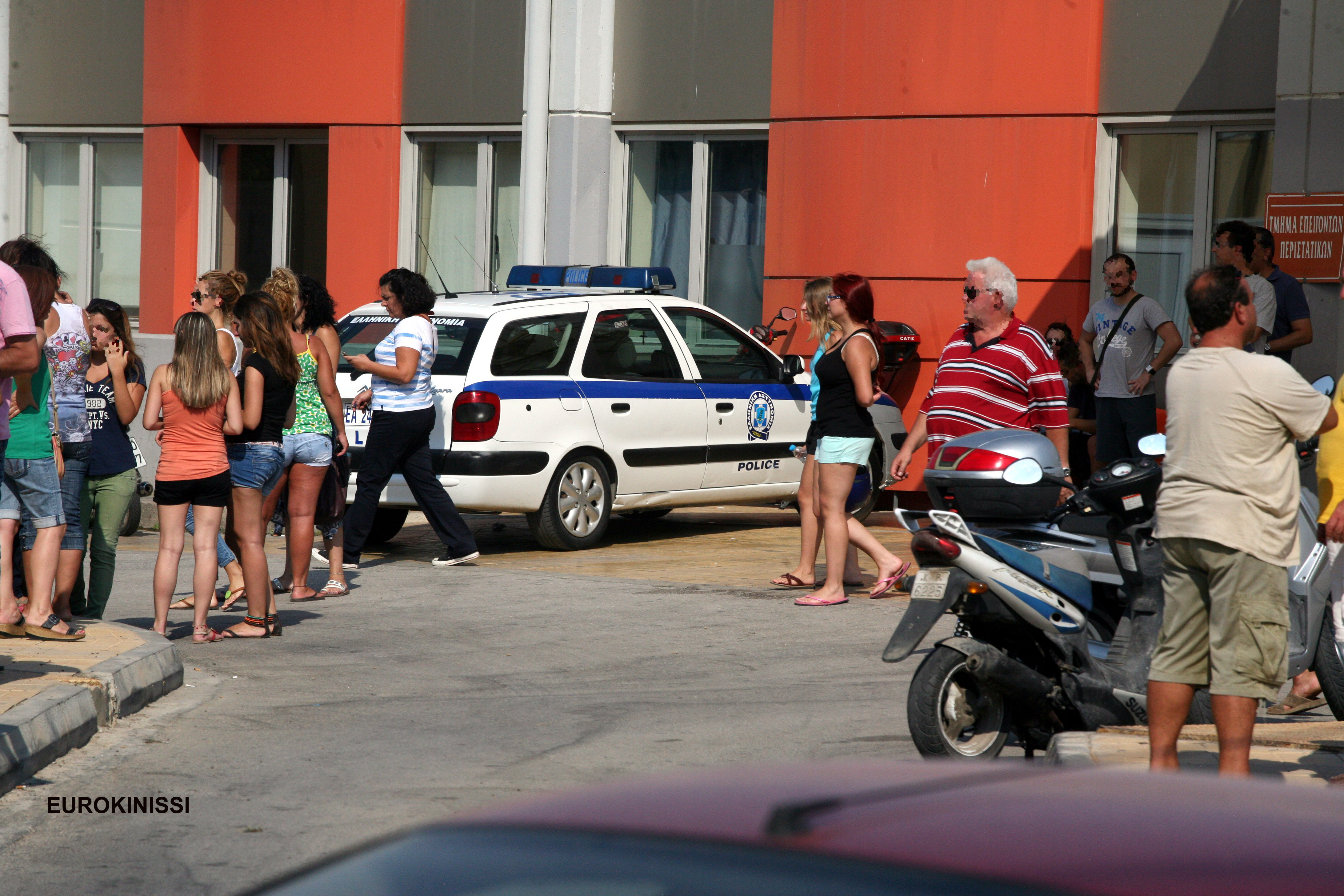 Κόσμος συγκεντρωμένος έξω από το νοσοκομείο όπου αρχικά μεταφέρθηκε το άτυχο κορίτσι - ΦΩΤΟΓΡΑΦΙΑ EUROKINISSI
