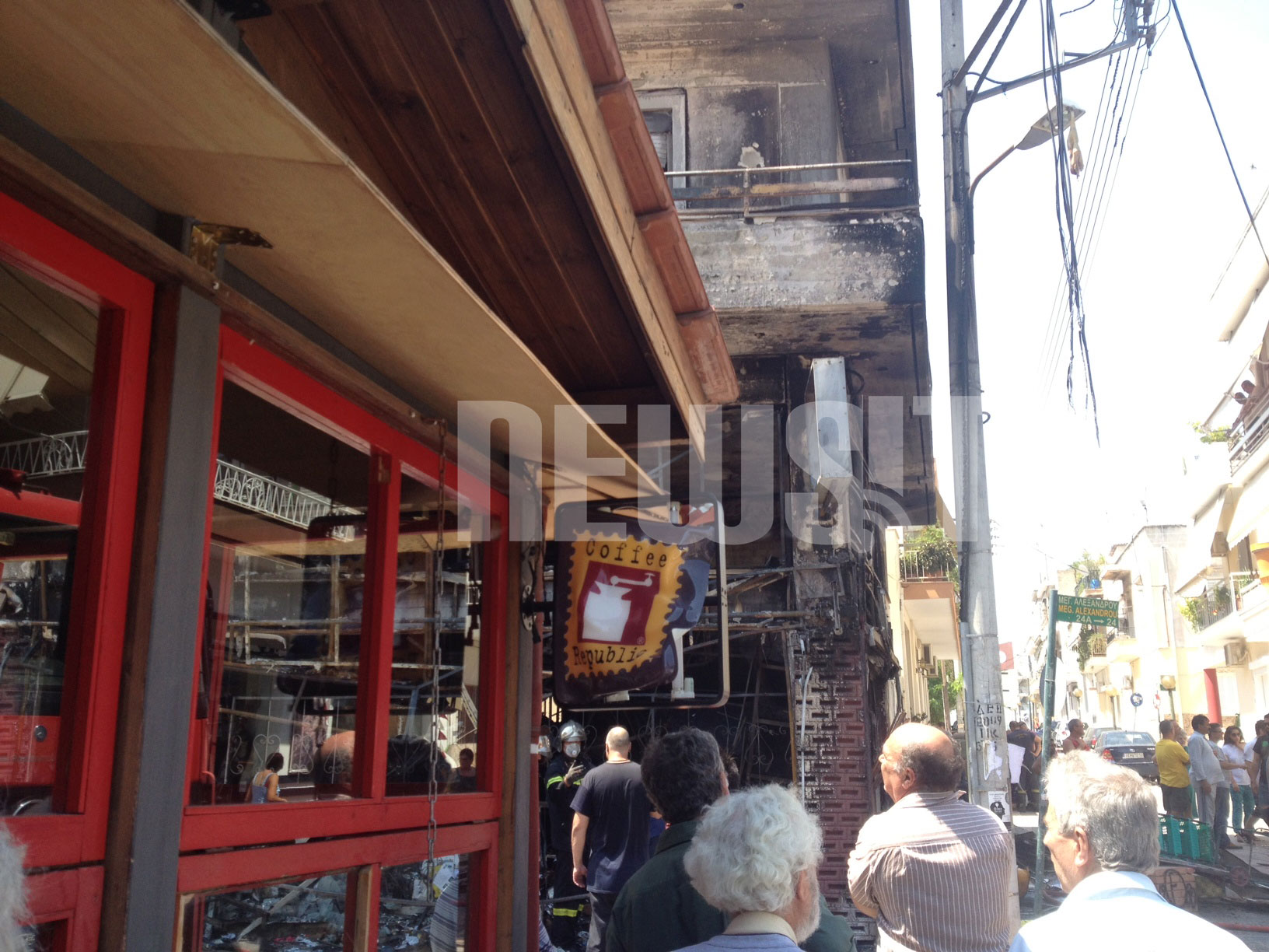 Η φωτιά γρήγορα επεκτάθηκε στον πρώτο όροφο - ΦΩΤΟΓΡΑΦΙΑ NEWSIT