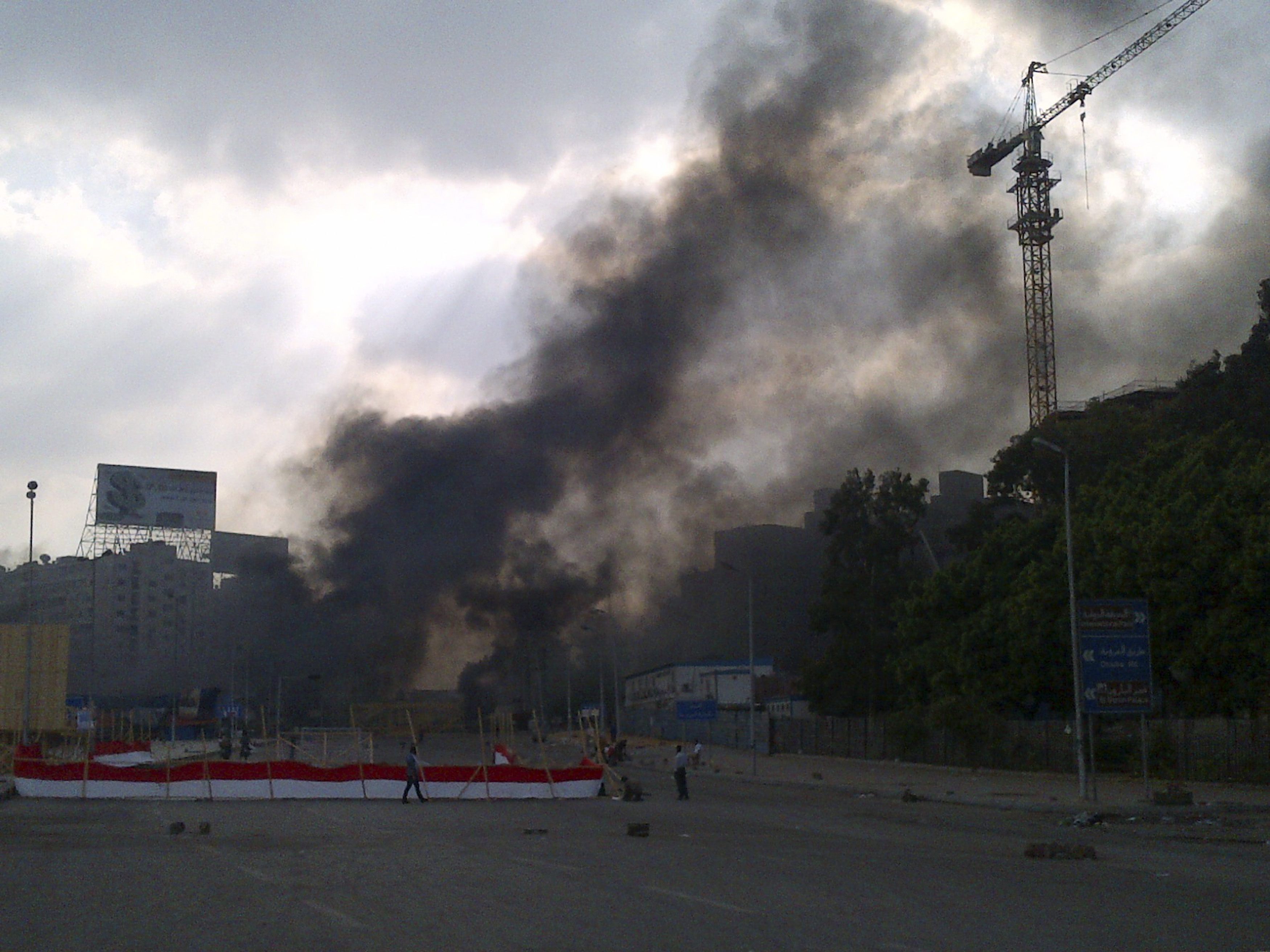 Πυκνοί μαύροι καπνοί από την πλατεία Ραμπά Ελ Ανταουίγια όπου έγινε η μια επιχείρηση ΦΩΤΟ REUTERS
