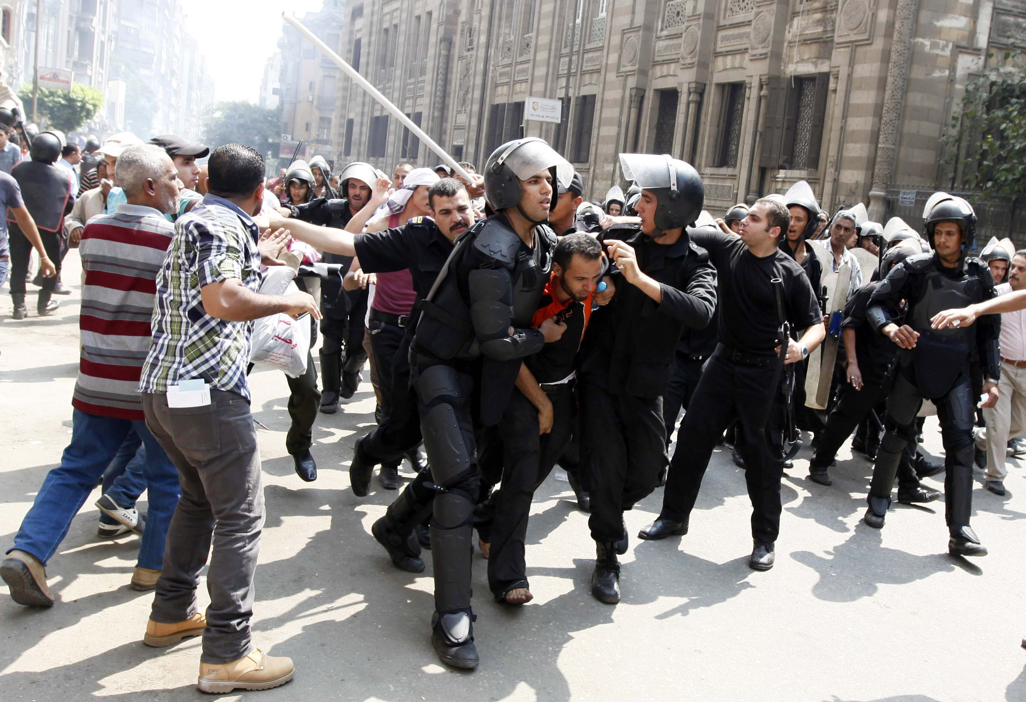Δυνάμεις ασφαλείας συλλαμβάνουν υποστηρικτές του Μόρσι ΦΩΤΟ REUTERS