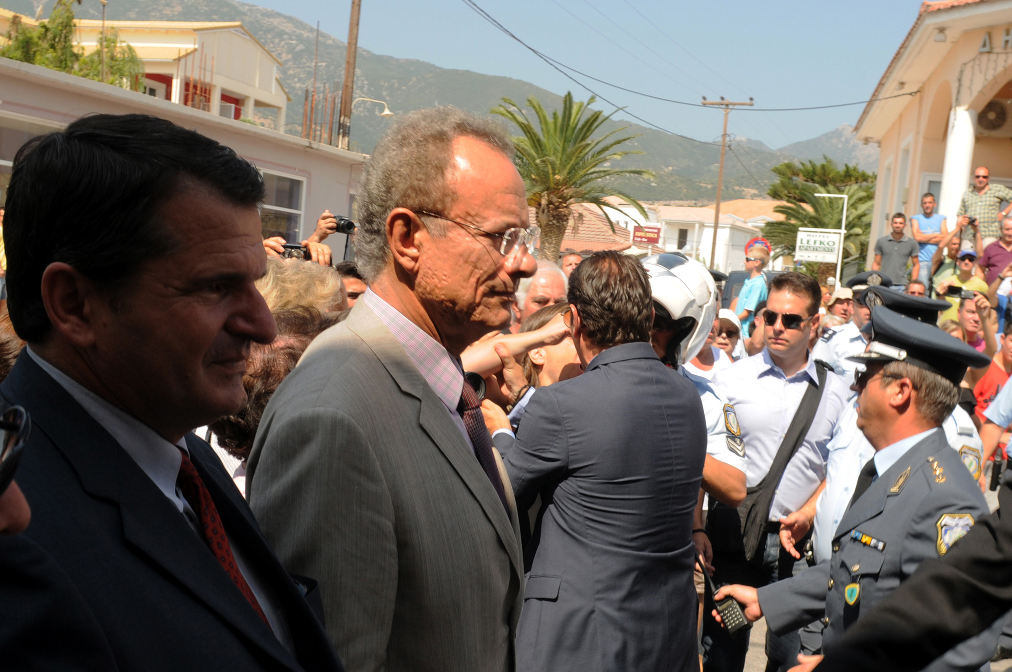 Προσπαθούν να εμποδίσουν τη γυναίκα να πλησιάσει τον Πρόεδρο - ΦΩΤΟ EUROKINISSI
