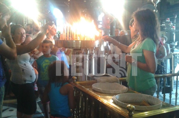 Ένα κερί και μια προσευχή για τη χάρη Της στην Τήνο - ΦΩΤΟ NEWSIT