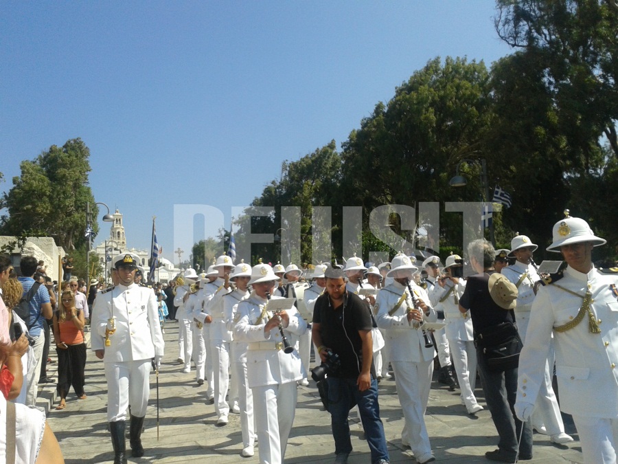 Η περιφορά έγινε υπο τους ήχους της μπάντας του πολεμικού ναυτικού