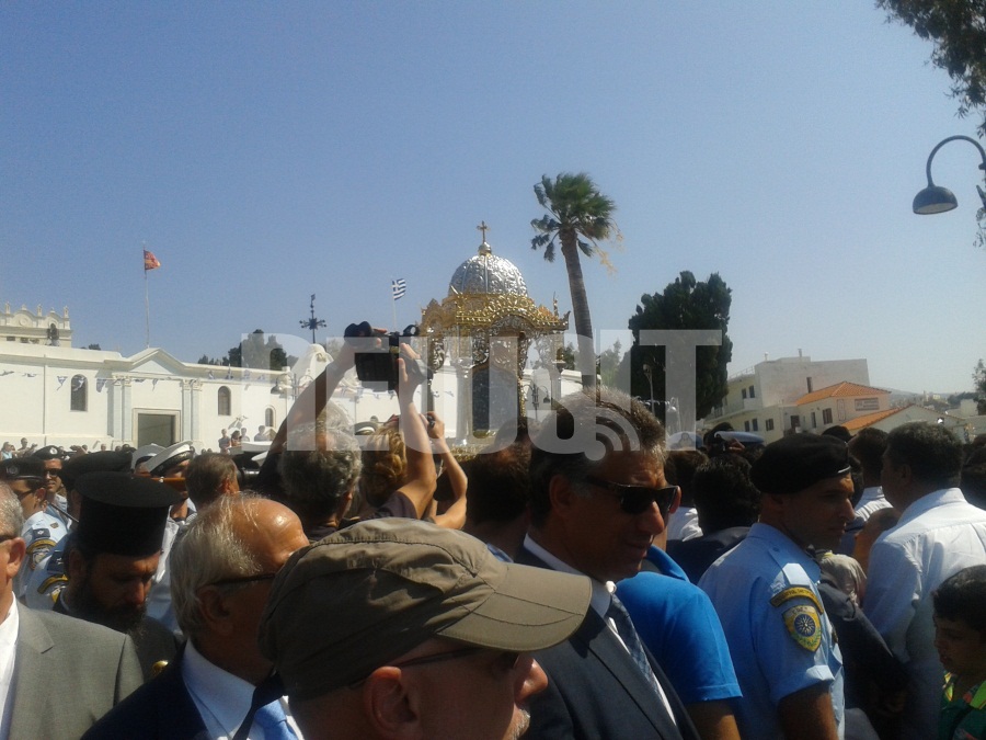 Με κάμερες και κινητά οι πιστοί απαθανατίζουν την εικόνα 