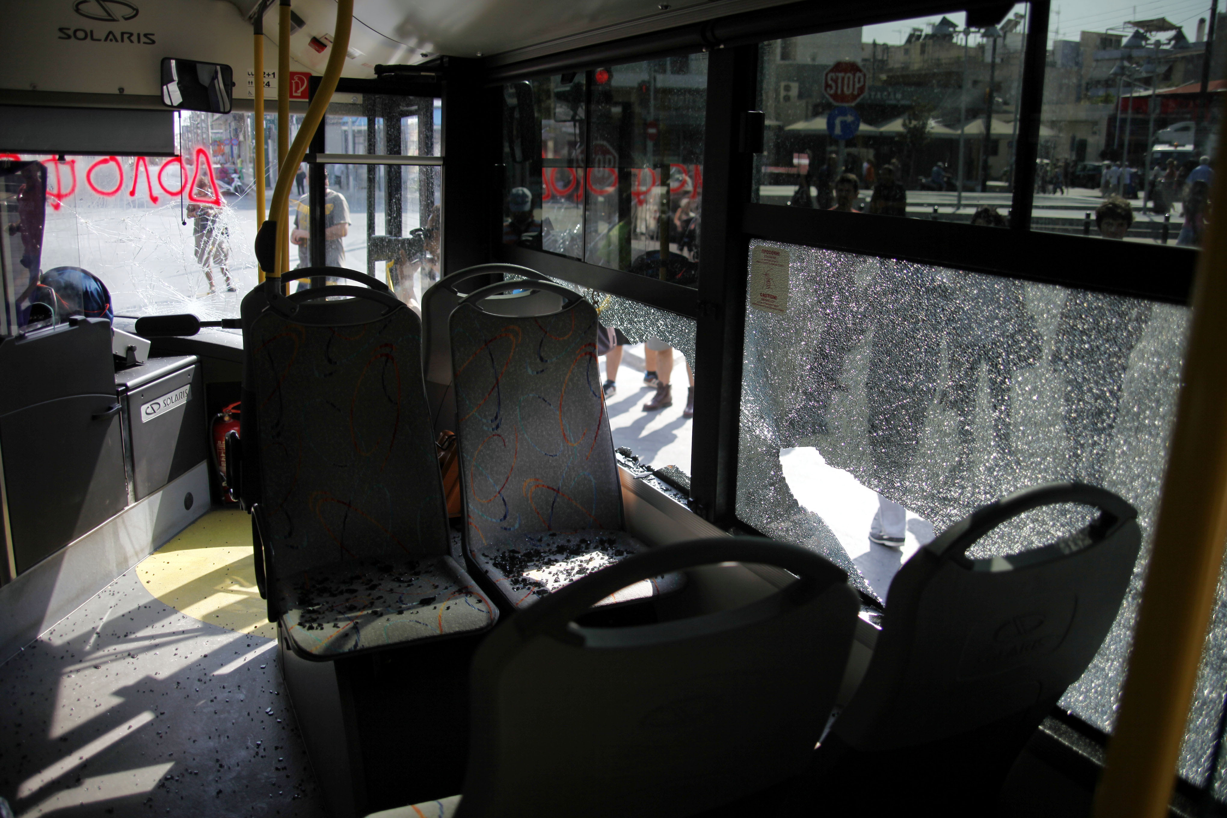 Το εσωτερικό του λεωφορείου λίγο μετά την επίθεση