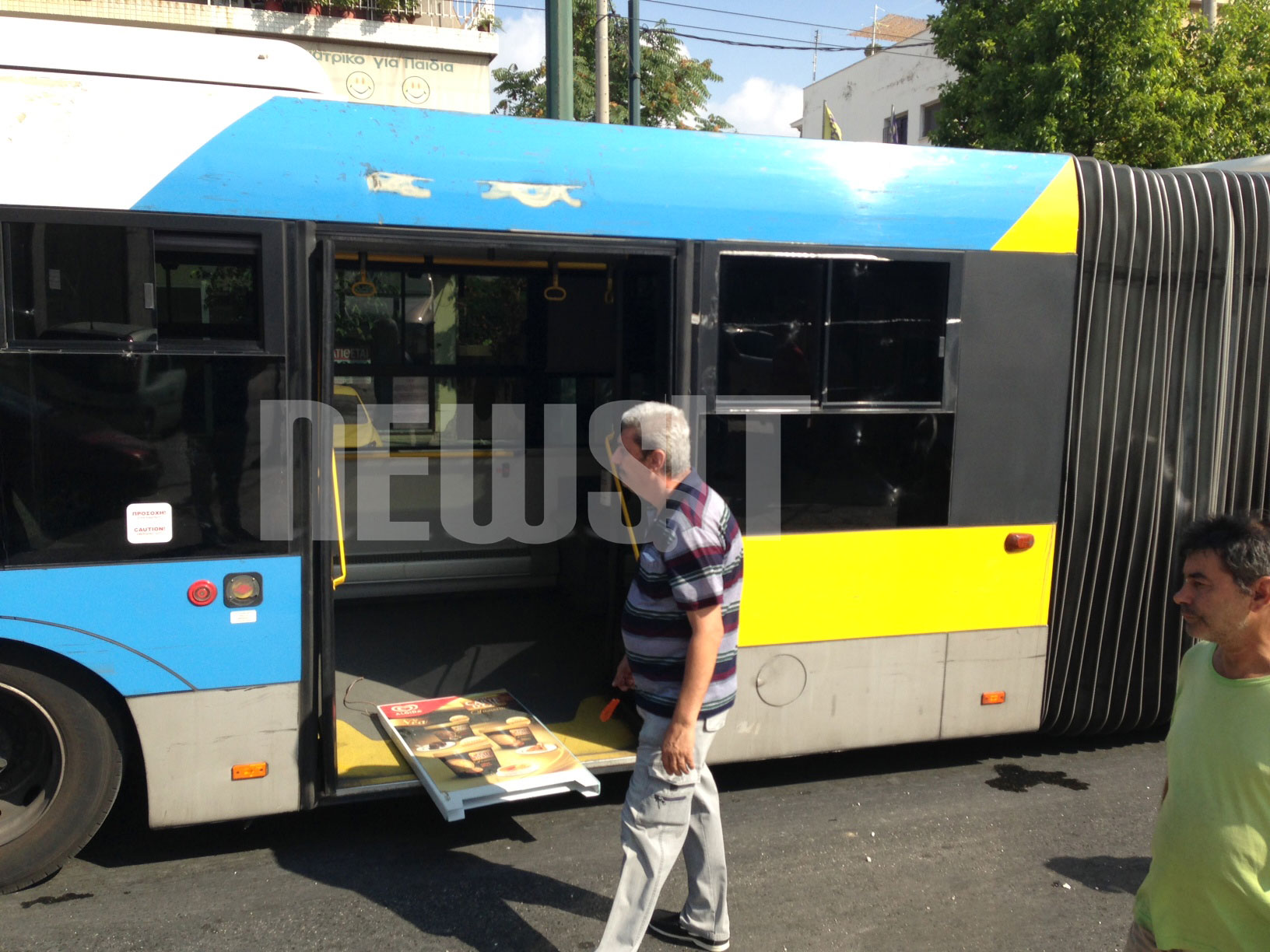 Το λεωφορείο είχε την ατυχία να βρεθεί στον δρόμο μερικών θερμόαιμων. Ηταν γεμάτο επιβάτες ΦΩΤΟ NEWSIT