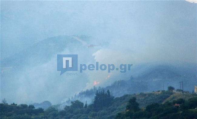 Όλη τη νύχτα προσπαθούν οι άνδρες της πυροσβεστικής να σβήσουν τη φωτιά