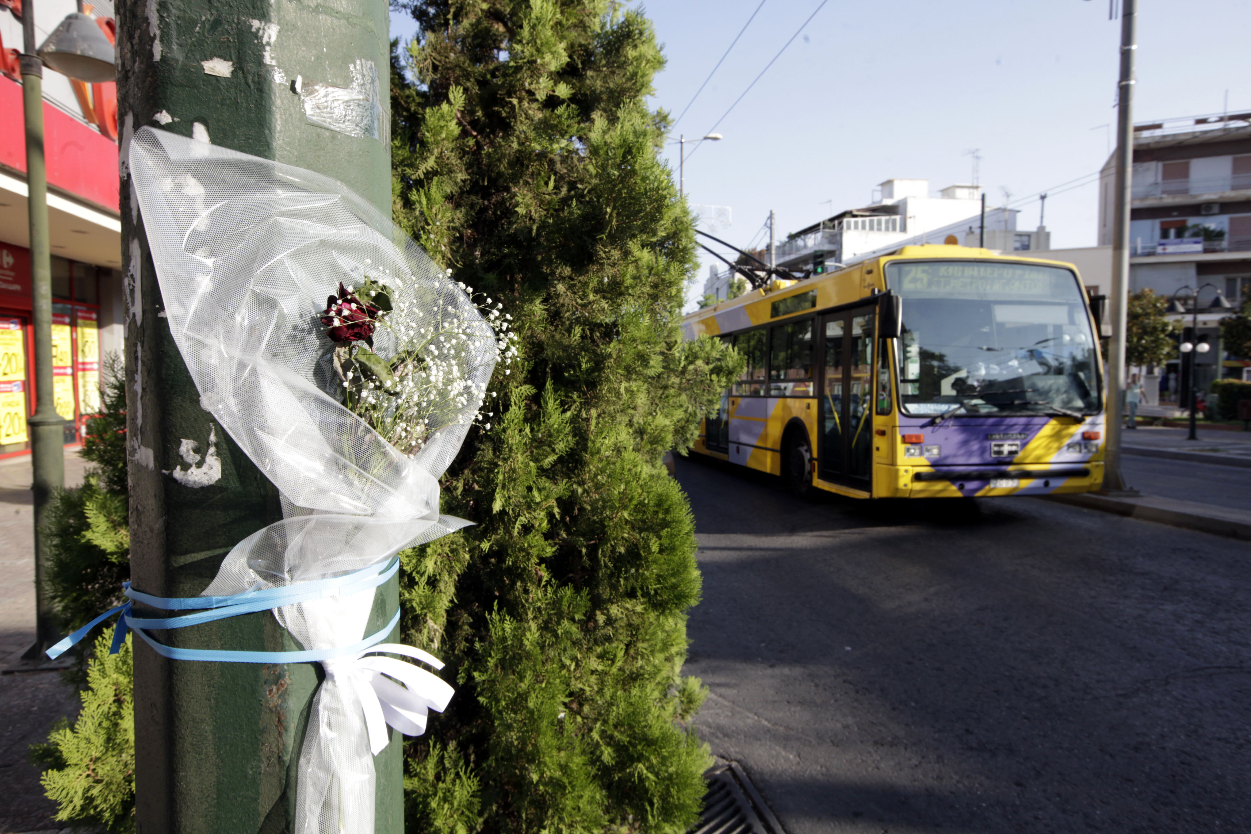 Λίγα λουλούδια στο σημείο όπου έχασε τη ζωή του ο 19χρονος Θανάσης - ΦΩΤΟΓΡΑΦΙΑ EUROKINISSI