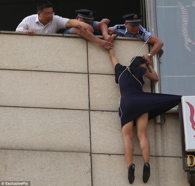 Όταν η γυναίκα πείσθηκε να μην πέσει, οι αστυνομικοί την έδεσαν με σχοινί και την τράβηξαν - ΦΩΤΟΓΡΑΦΙΑ DAILY MAIL