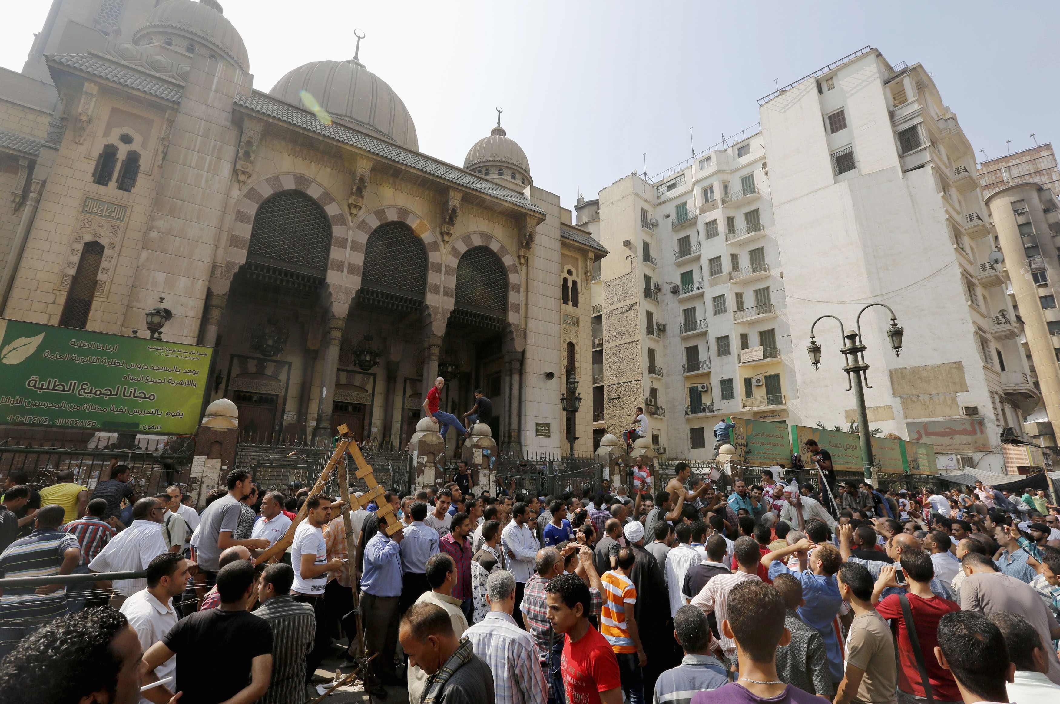 Η εικόνα έξω από το πολιορκούμενο τζαμί ΦΩΤΟ REUTERS