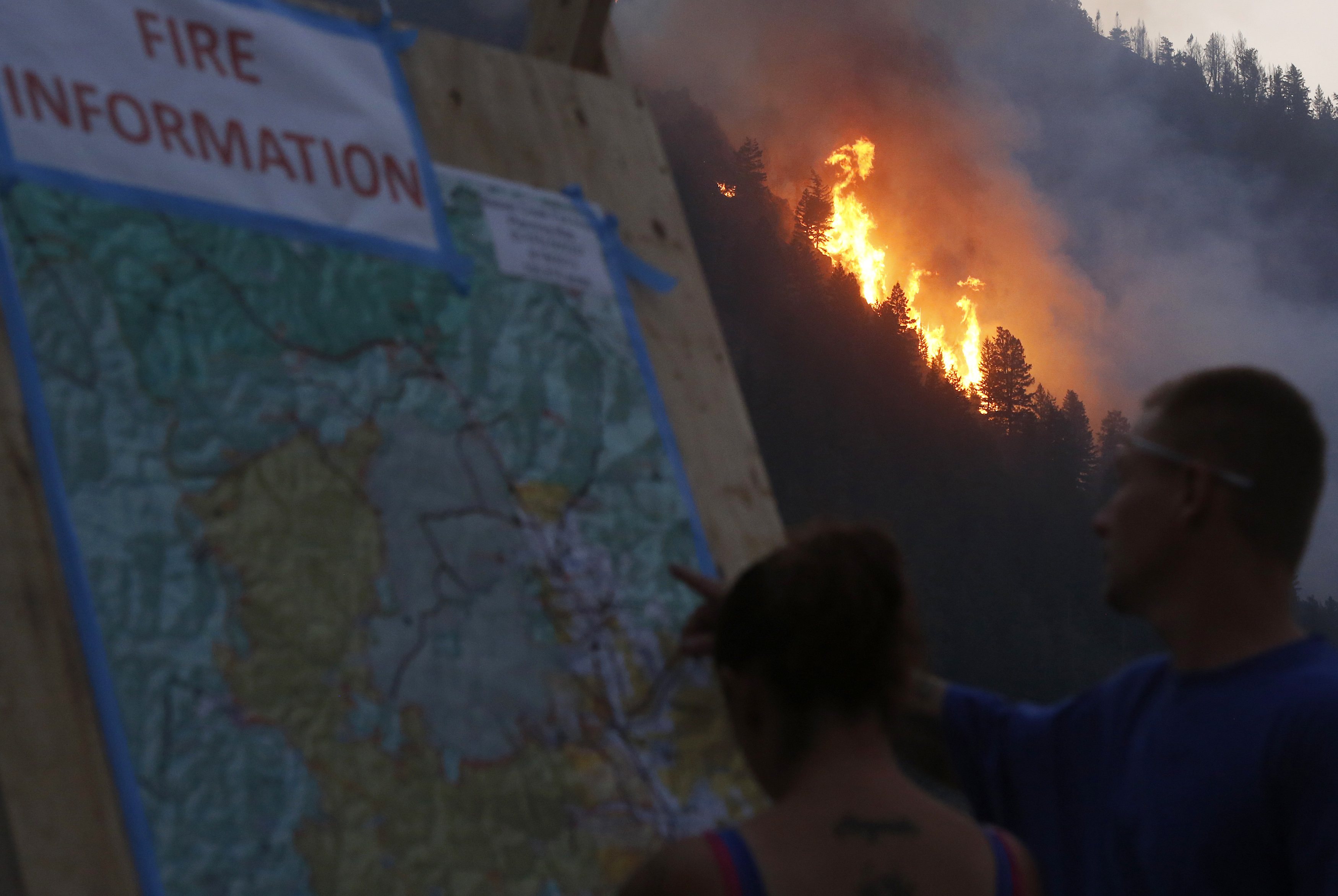 Ανήμποροι να αντιδράσουν, κοιτούν τη φωτιά να καίει τα πάντα - ΦΩΤΟΓΡΑΦΙΑ REUTERS