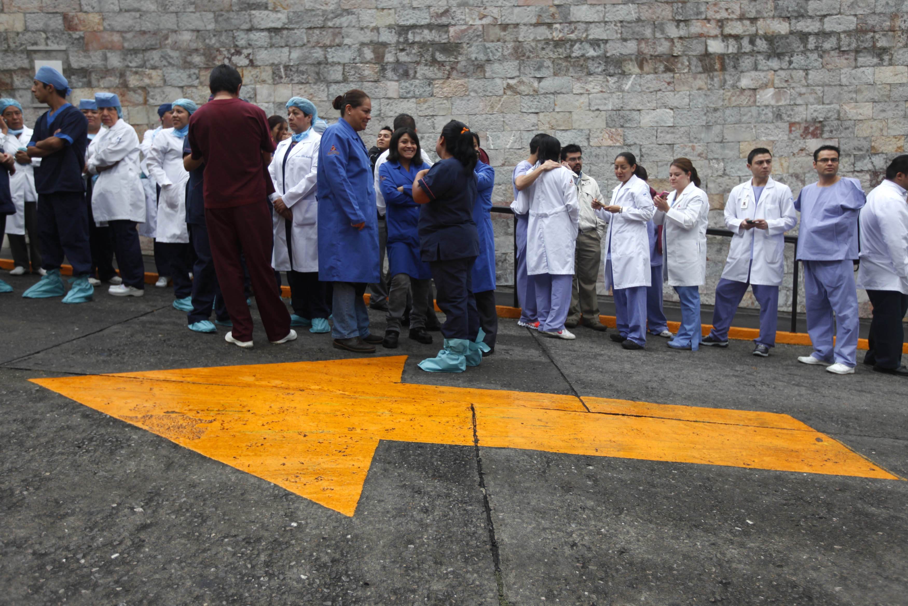 Γιατροί και νοσηλευτές στο προάυλιο του νοσοκομείου - ΦΩΤΟ REUTERS