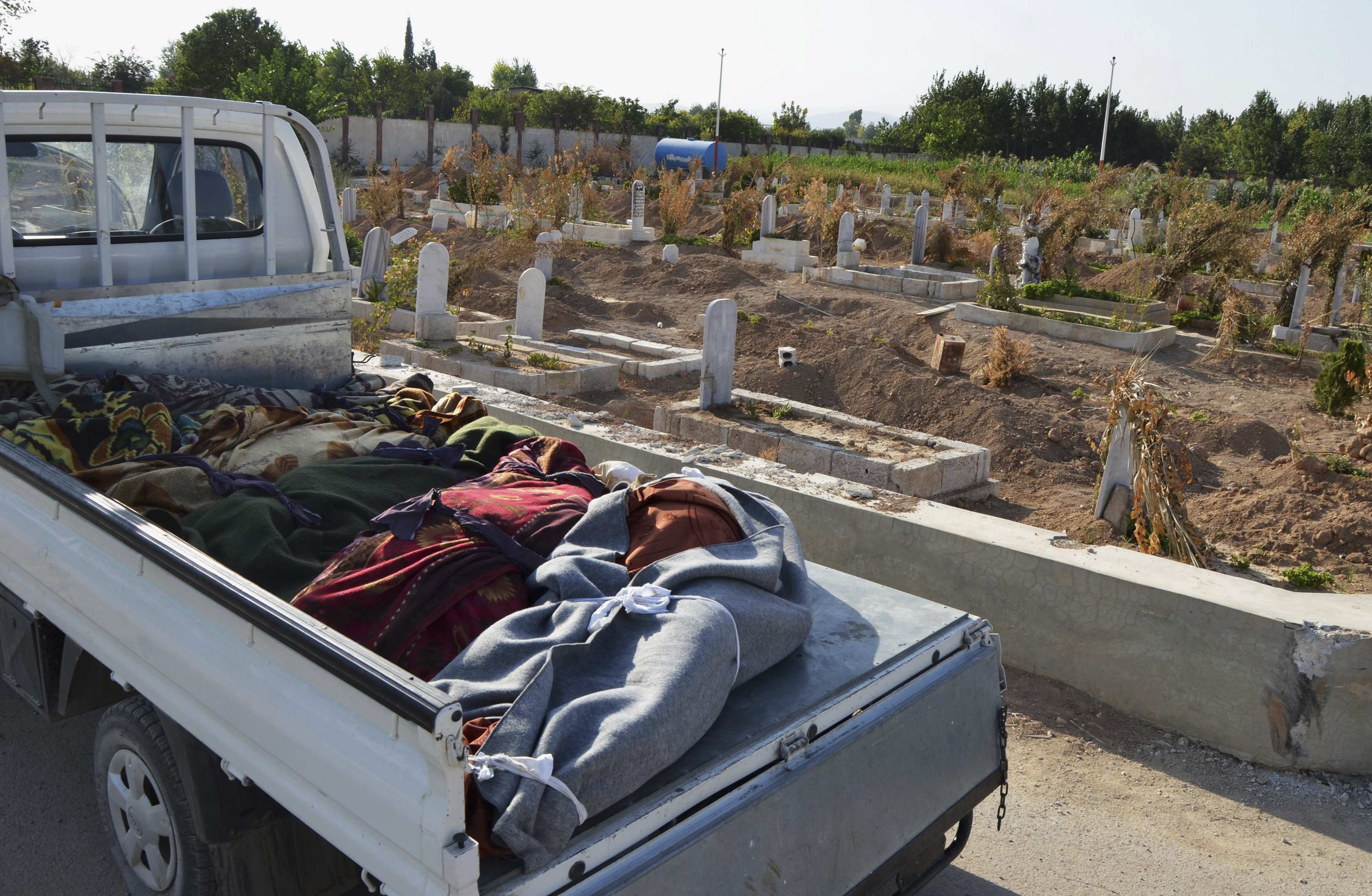 Όσοι γλίτωσαν, θάβουν τους νεκρούς τους σε ομαδικούς τάφους