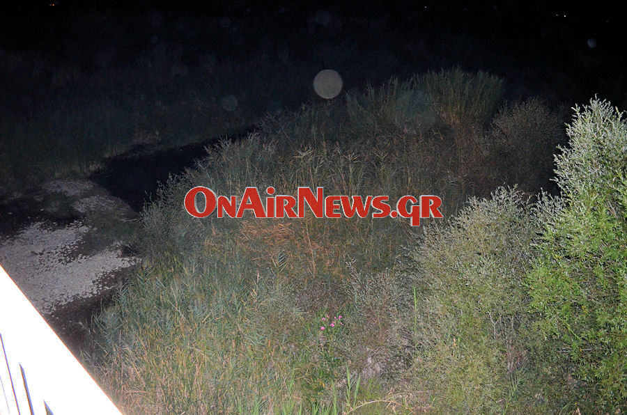 Το σημείο κάτω από τη γέφυρα όπου έπεσε η κοπέλα - ΦΩΤΟ onairnews.gr