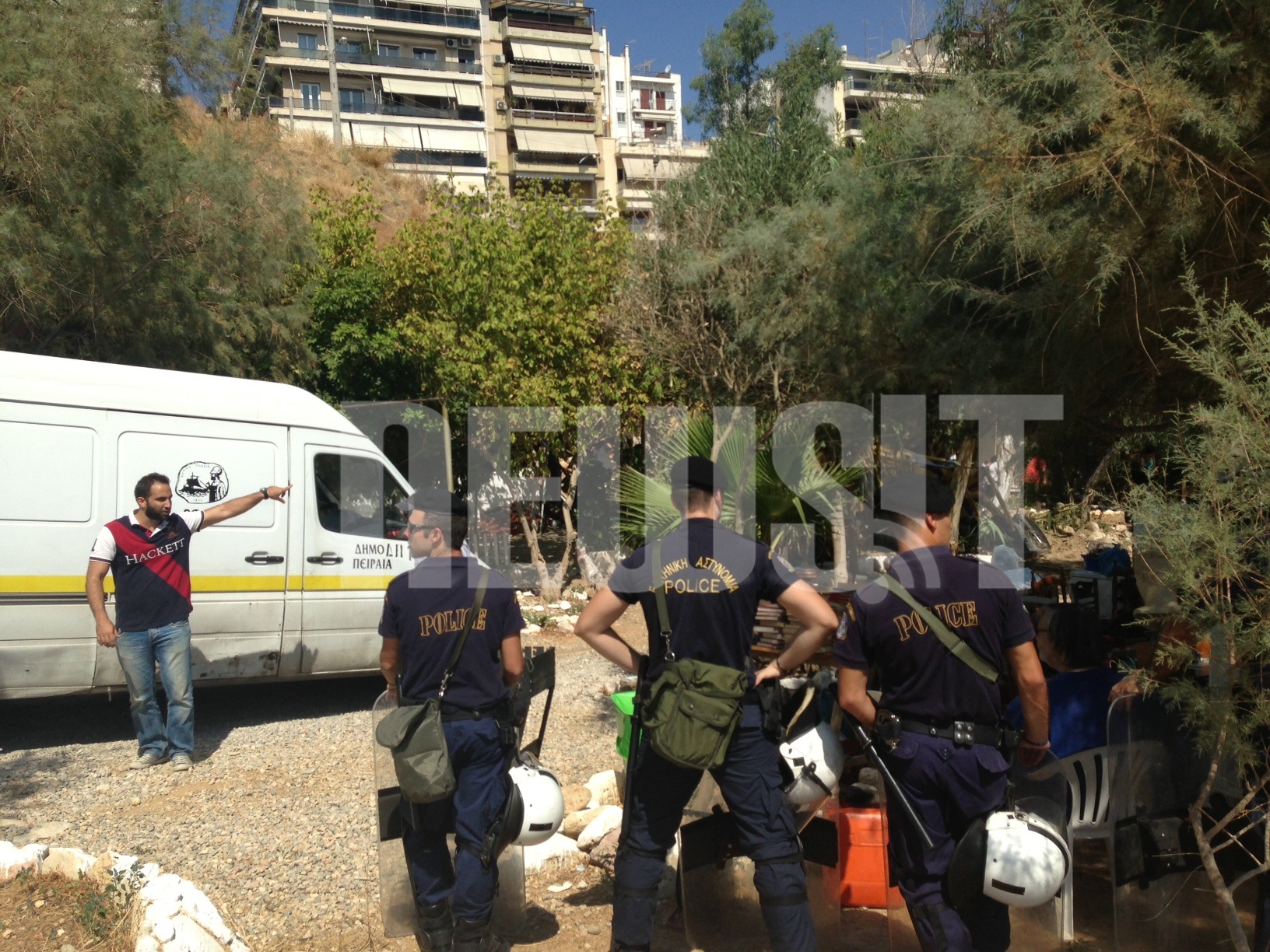 Η ισχυρή αστυνομική παρουσία βοήθησε να εκτονωθεί η ένταση που δημιουργήθηκε - ΦΩΤΟ NEWSIT 