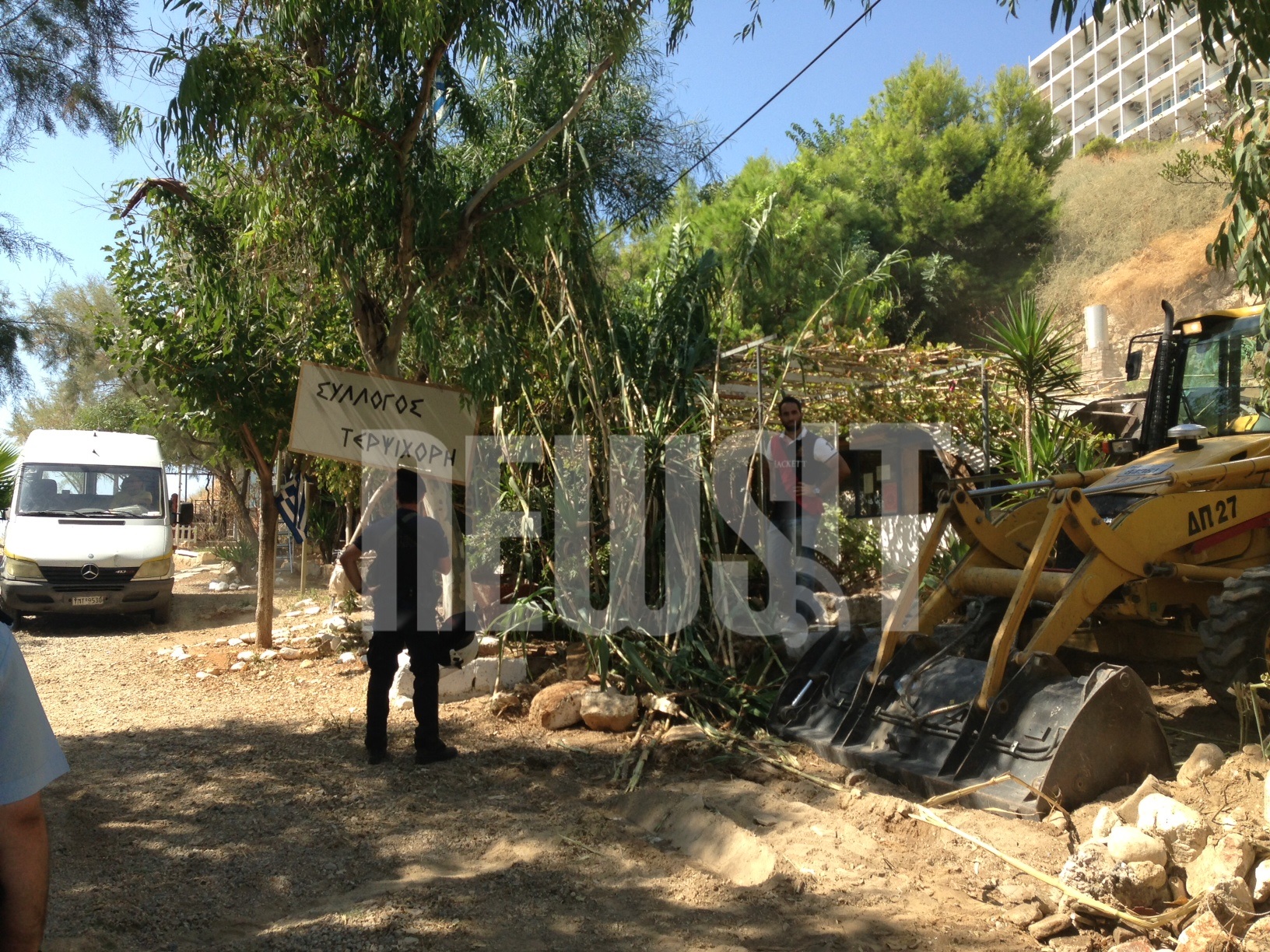 Μόνο η ταμπέλα του πολιτιστικού συλλόγου έμεινε όρθια - ΦΩΤΟ NEWSIT