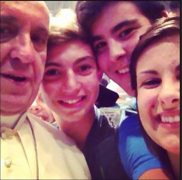 Ο Πάπας φωτογραφίζεται με την παρέα των νέων - ΦΩΤΟ από Twitter