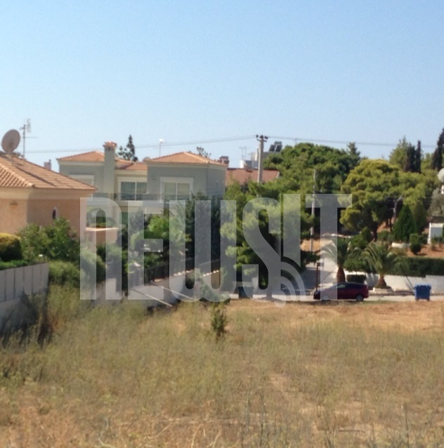 Στην πλαϊνή πλευρά της βίλας εντοπίστηκαν 2 ξύλινες σανίδες τις οποίες προφανώς ο δράστης τοποθετήσε για να πηδήξει τον φράχτη - ΦΩΤΟ NEWSIT 