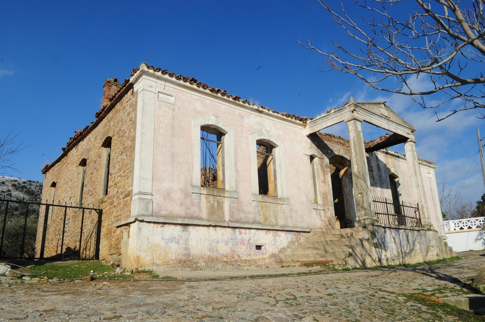 To σχολείο ήταν ερειπωμένο για περίπου μισό αιώνα - ΦΩΤΟ imvrosisland.org