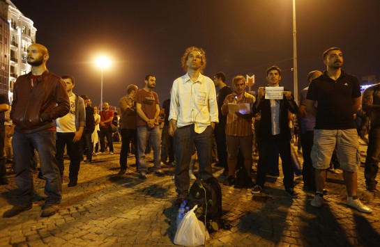 Ο Ερντέμ Γκιουντούζ στην "ακίνητη" διαδήλωση που ενέπνευσε εκατοντάδες - ΦΩΤΟΓΡΑΦΙΑ REUTERS