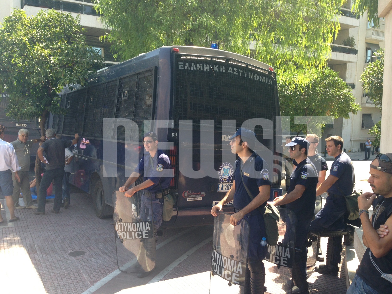 Κλειστός ο δρόμος προς το Μαξίμου για τους διαδηλωτές - ΦΩΤΟ NEWSIT 