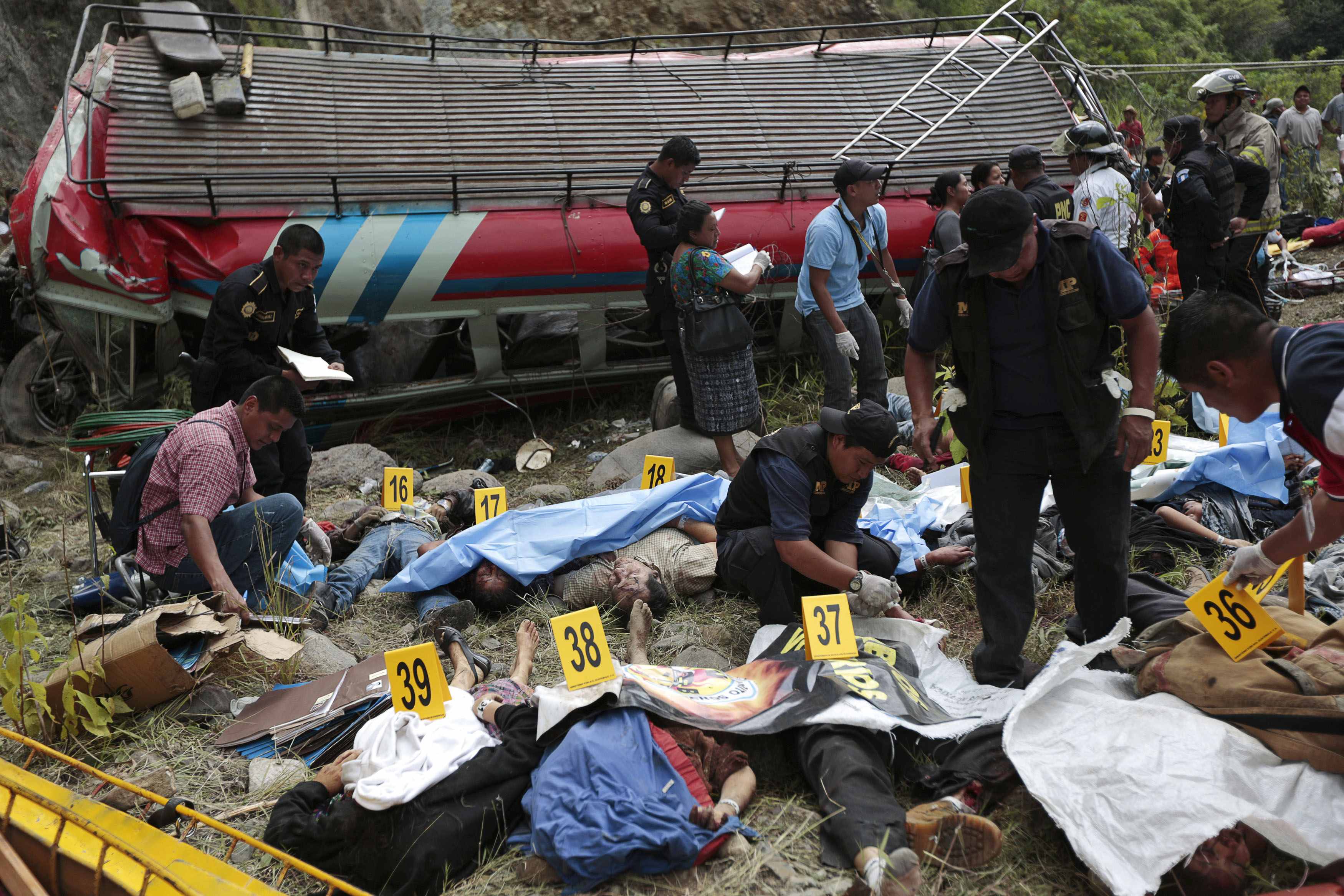Τα σωστικά συνεργεία ανέσυραν τουλάχιστον 43 νεκρούς από τη χαράδρα - ΦΩΤΟΓΡΑΦΙΑ REUTERS