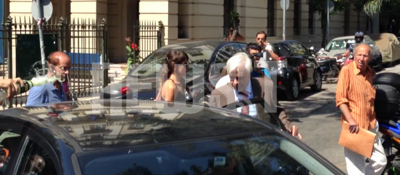 Όλα είναι ζήτημα δευτερολέπτων. Το υγρό φεύγει από το μπουκάλι με στόχο τον πρώην υπουργό ΦΩΤΟ NEWSIT